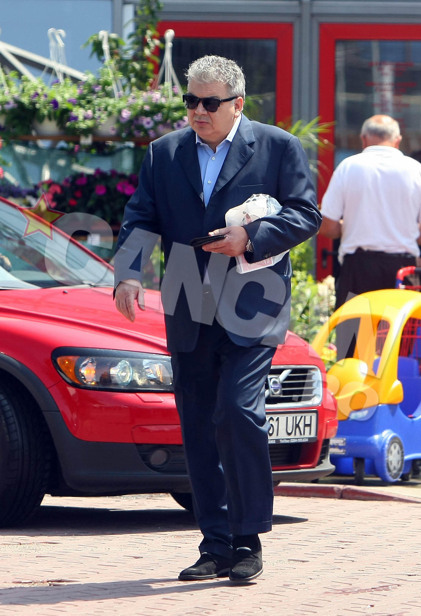 Bibi Galan este un milionar care se rasfata cu masini de lux, ambarcatiuni de mare viteza si ceasuri scumpe, de colectie