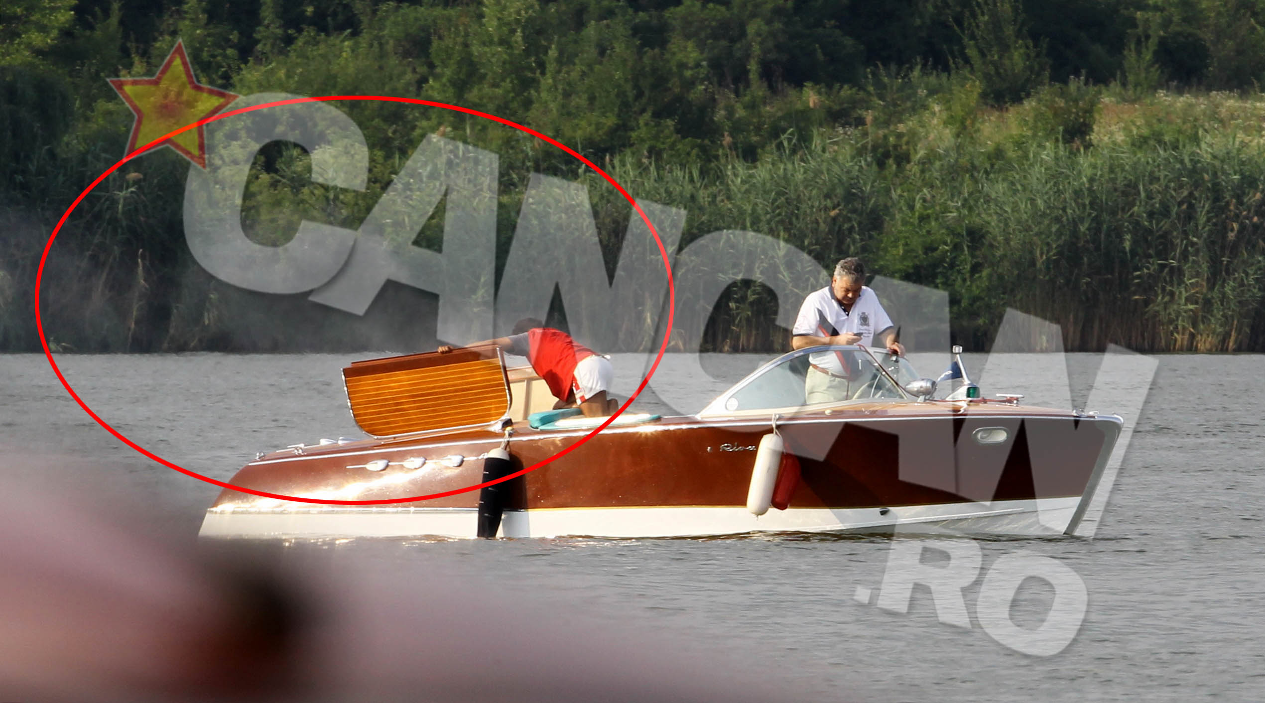 Barca pe care milionarul a platit in jur de un sfert de milion de euro s-a oprit brusc in mijlocul lacului, motorul scotand un val de fum