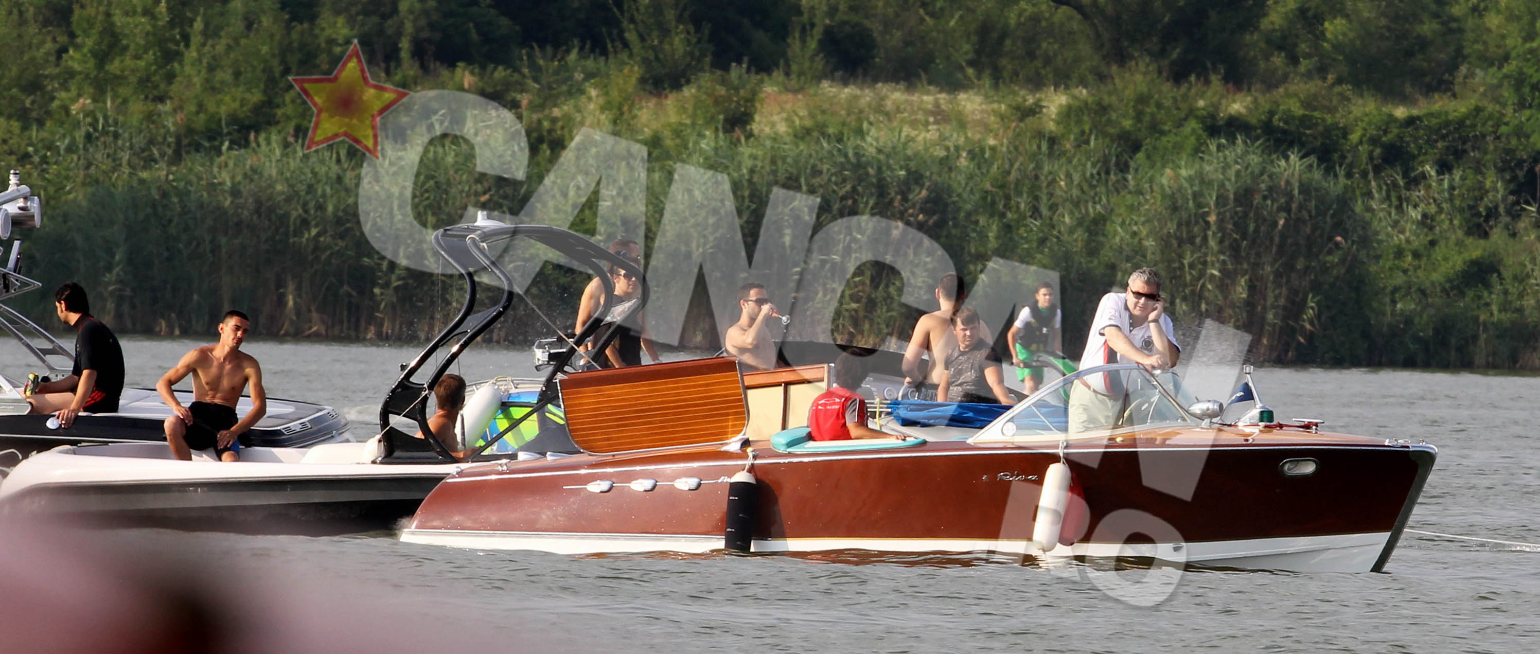 Oarecum jenat de faptul ca barca l-a lasat in larg, afaceristul a incercat sa treaca necunoscut, punandu-si ochelarii de soare