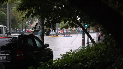 Pe Bulevardul Tineretului doi tineri au ieşit cu bărcuţele (FOTO RTV.NET)