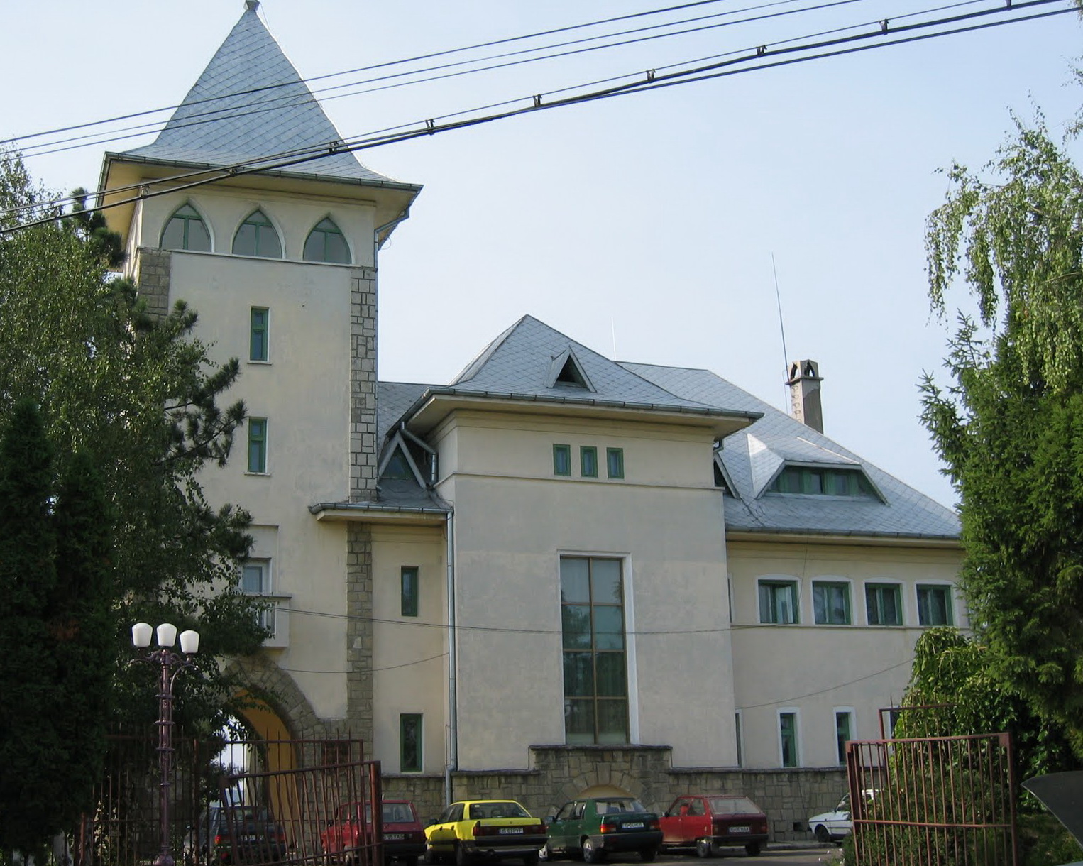 Constructia Castelului de la Cotnari a fost inceputa in ultimii ani ai domniei Regelui Mihai I, facand parte dintr-un mic domeniu regal