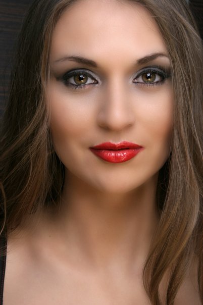 Domnita reprezinta Republica Moldova si are cateva atu-uri: e model cu vechime si canta la pian si vioara