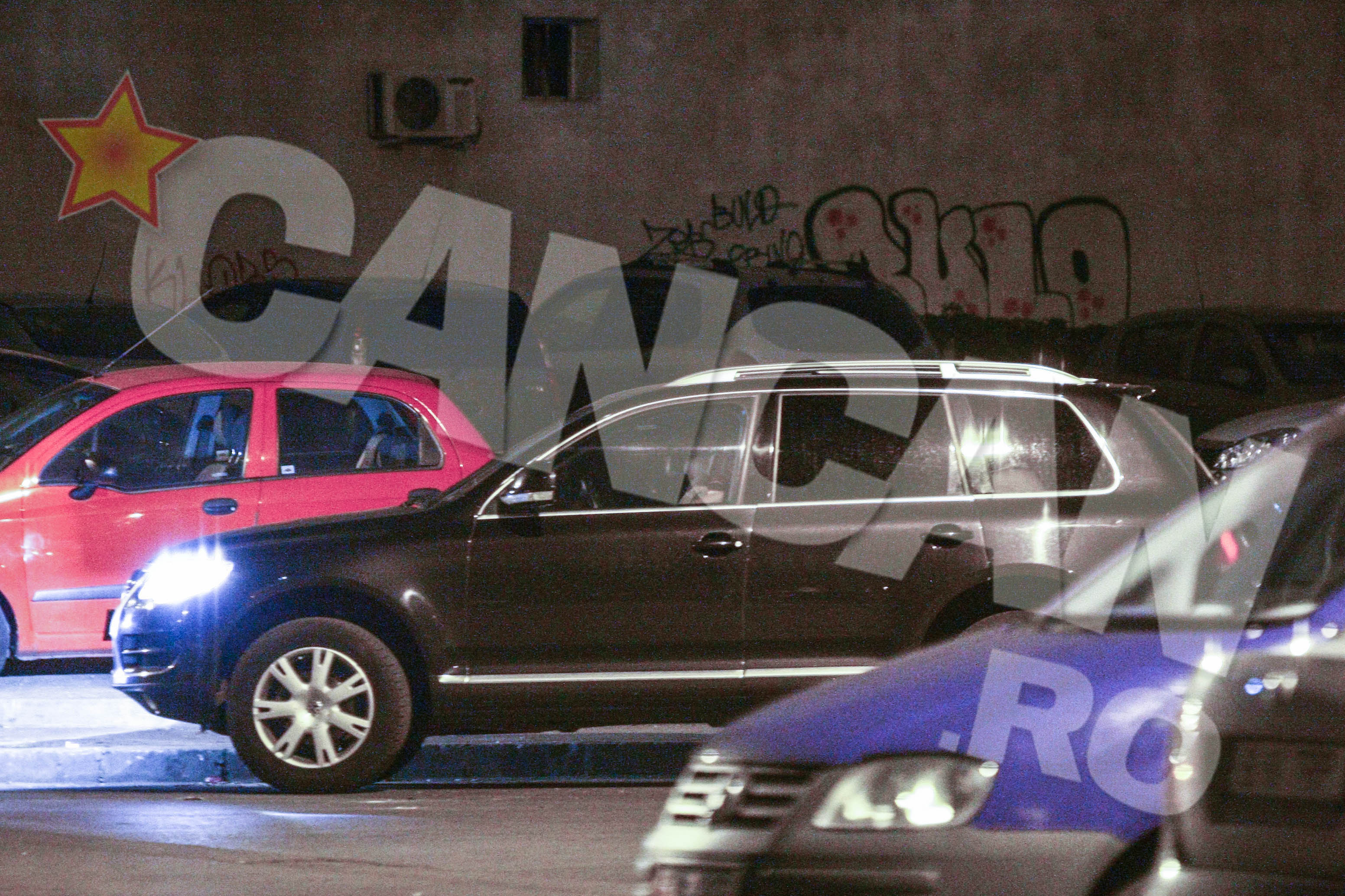 In jurul orei 1.30, Teodorovici si bruneta au ajuns in zona Vitan. Demnitarul a tras masina in lateralul blocului in care locuieste tanara, la cateva zeci de metri de intrare. Cei doi au ramas in Touareg pana in jurul orei 3.30 luandu-si