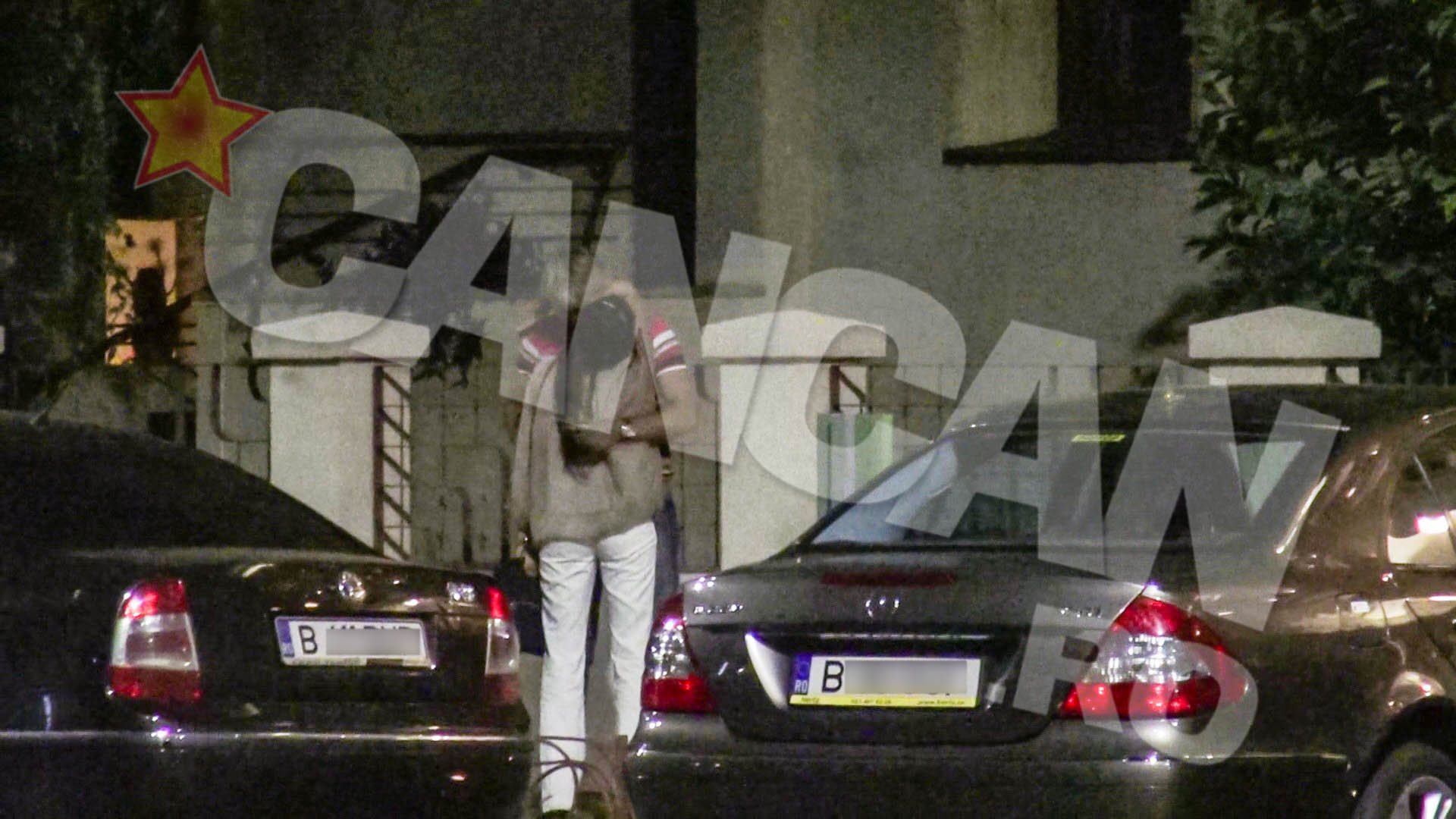 Celor doi nu le pasa ca ar putea fi observati si dau frau liber sentimentelor chiar in strada, in apropierea unui hotel din zona Domenii