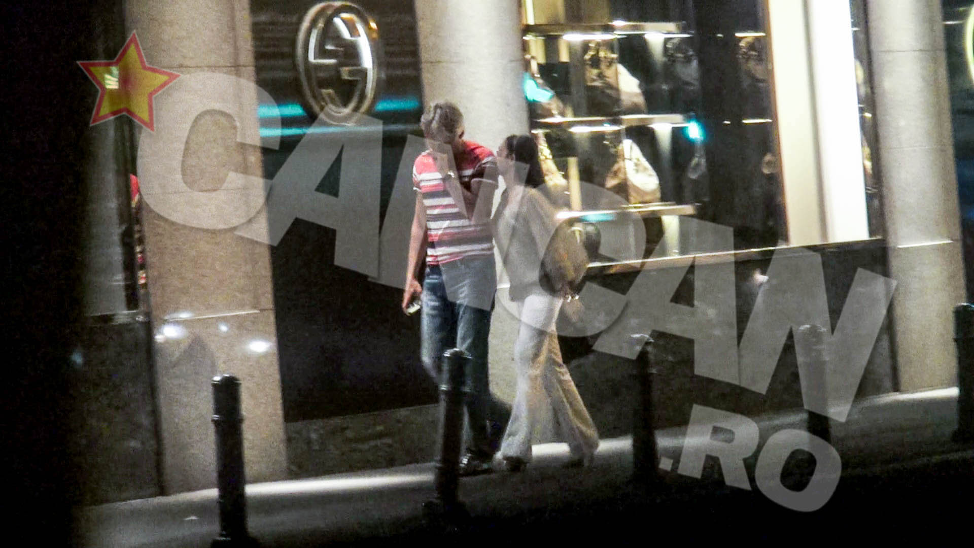 In timpul plimbarii romantice prin centru, tanara saruta jucaus umarul politicianului