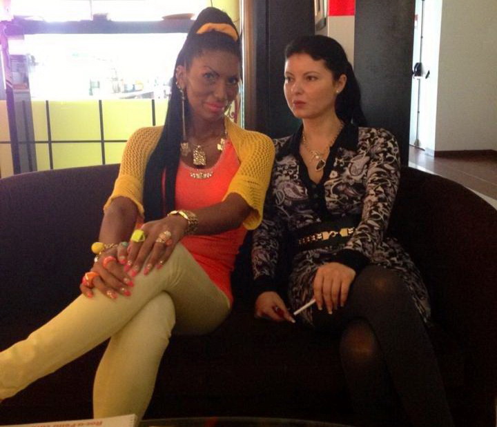 Inainte sa descopere efectele solarului, tanara moldoveanca avea aceeasi culoare a tenului ca si prietena ei (sursa foto: Facebook.com)