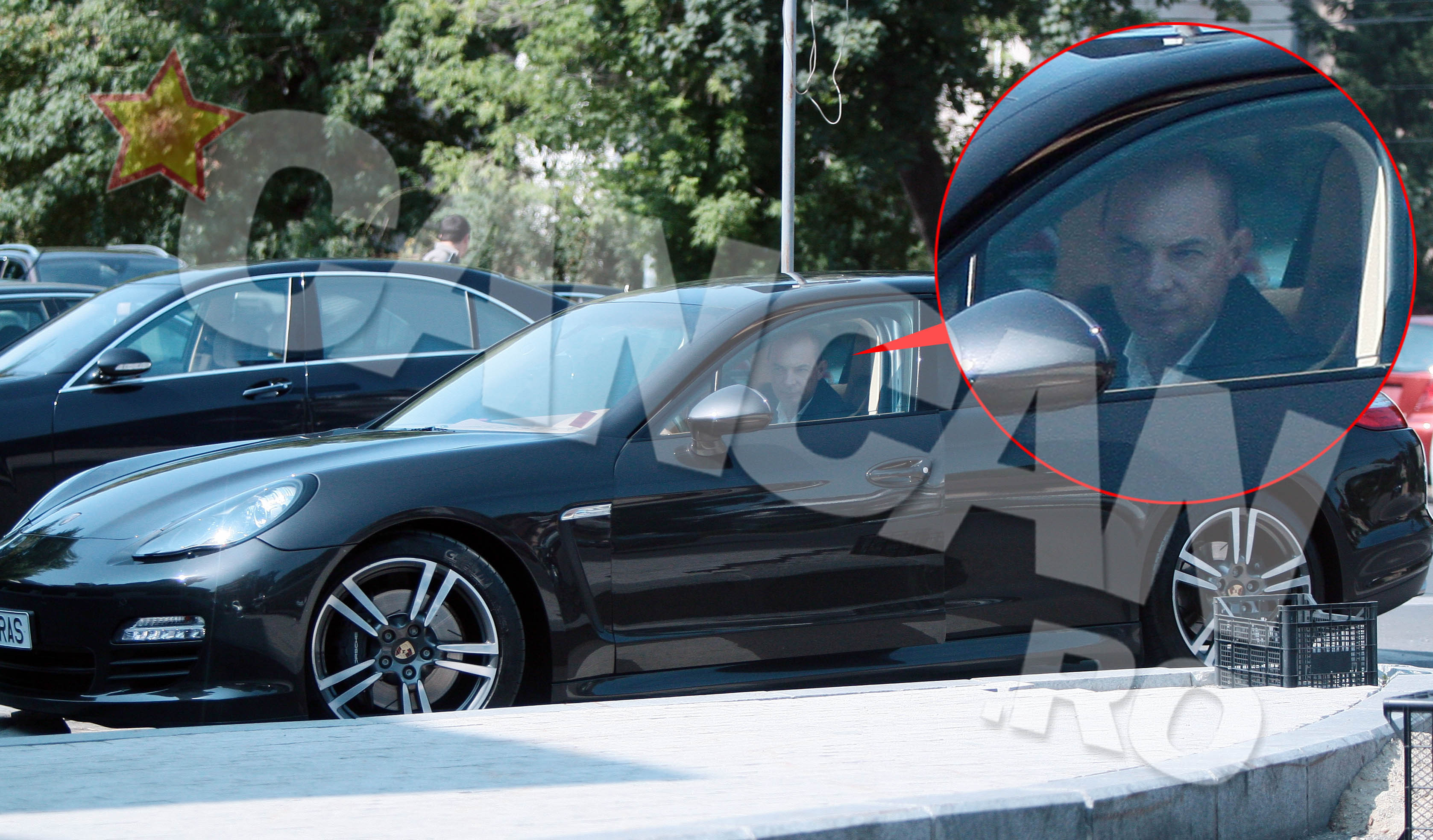 Dupa ce aseaza masina corespunzator, Daniel Tudor se indrepta catre femeia de care, spun sursele, ar fi foarte indragostit