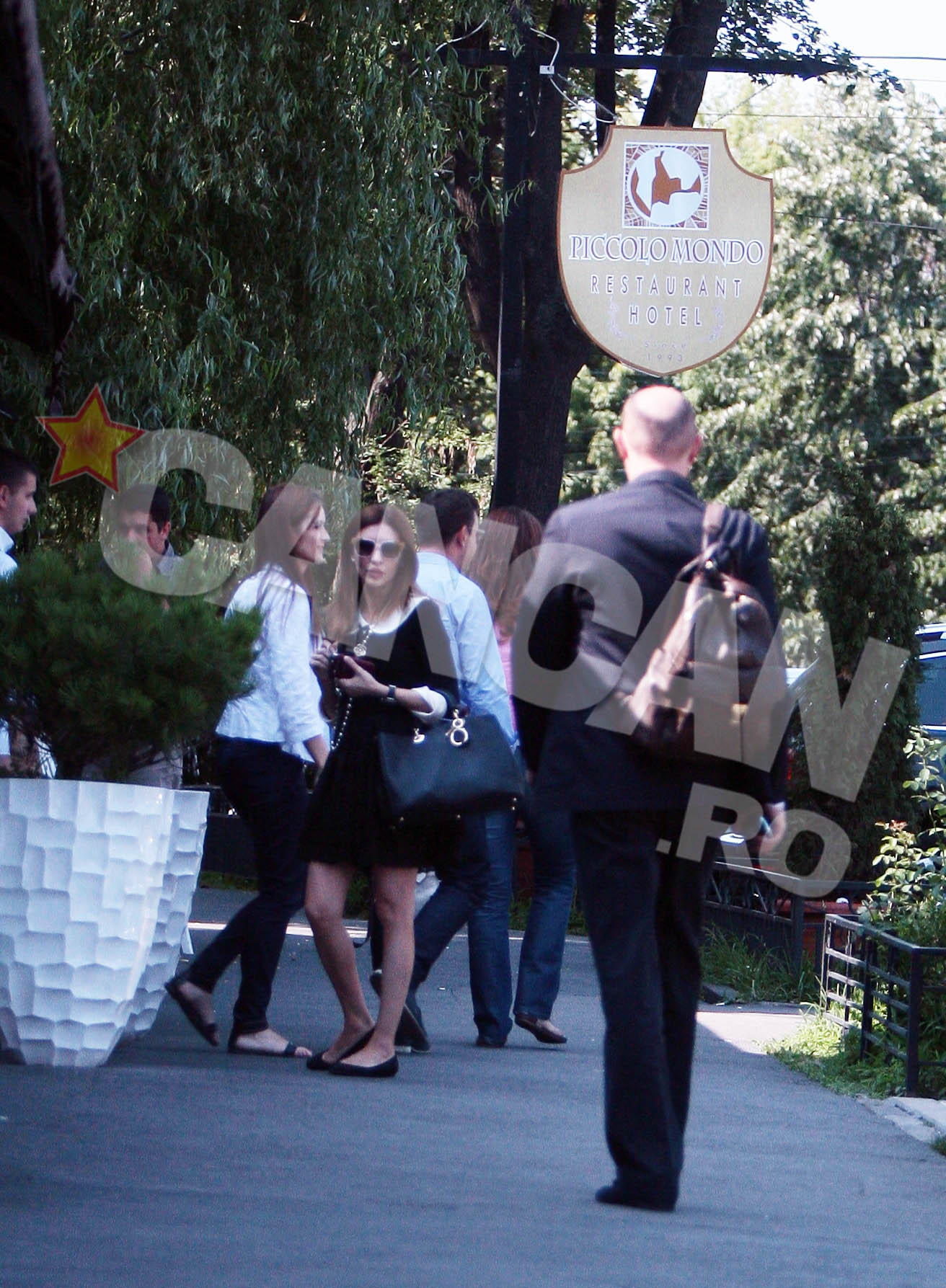 Desi l-a asteptat pana a coborat din masina, cand e vorba sa intre in local, Ramona se grabeste si il lasa in urma pe seful ei. De parca nu s-ar cunoaste