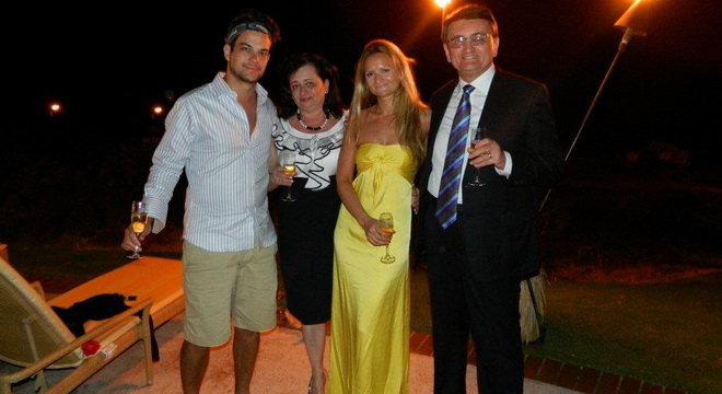 Victor Ciorbea alaturi de sotie, fiica Oana si viitorul sau ginere