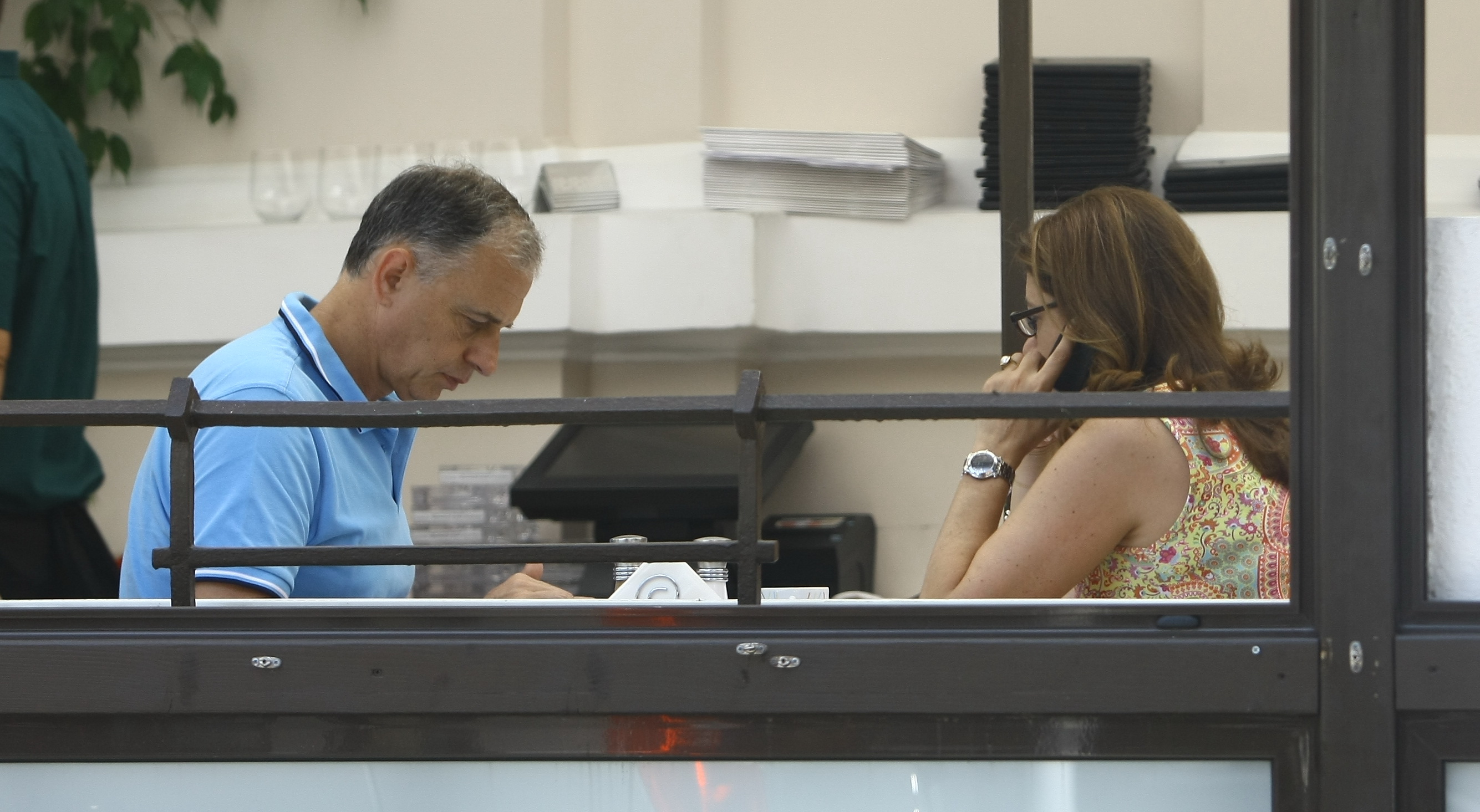 In timp ce politicianul n-are ochi decat pentru tableta sa, doamna Geoana este captivata de o discutie purtata la telefon