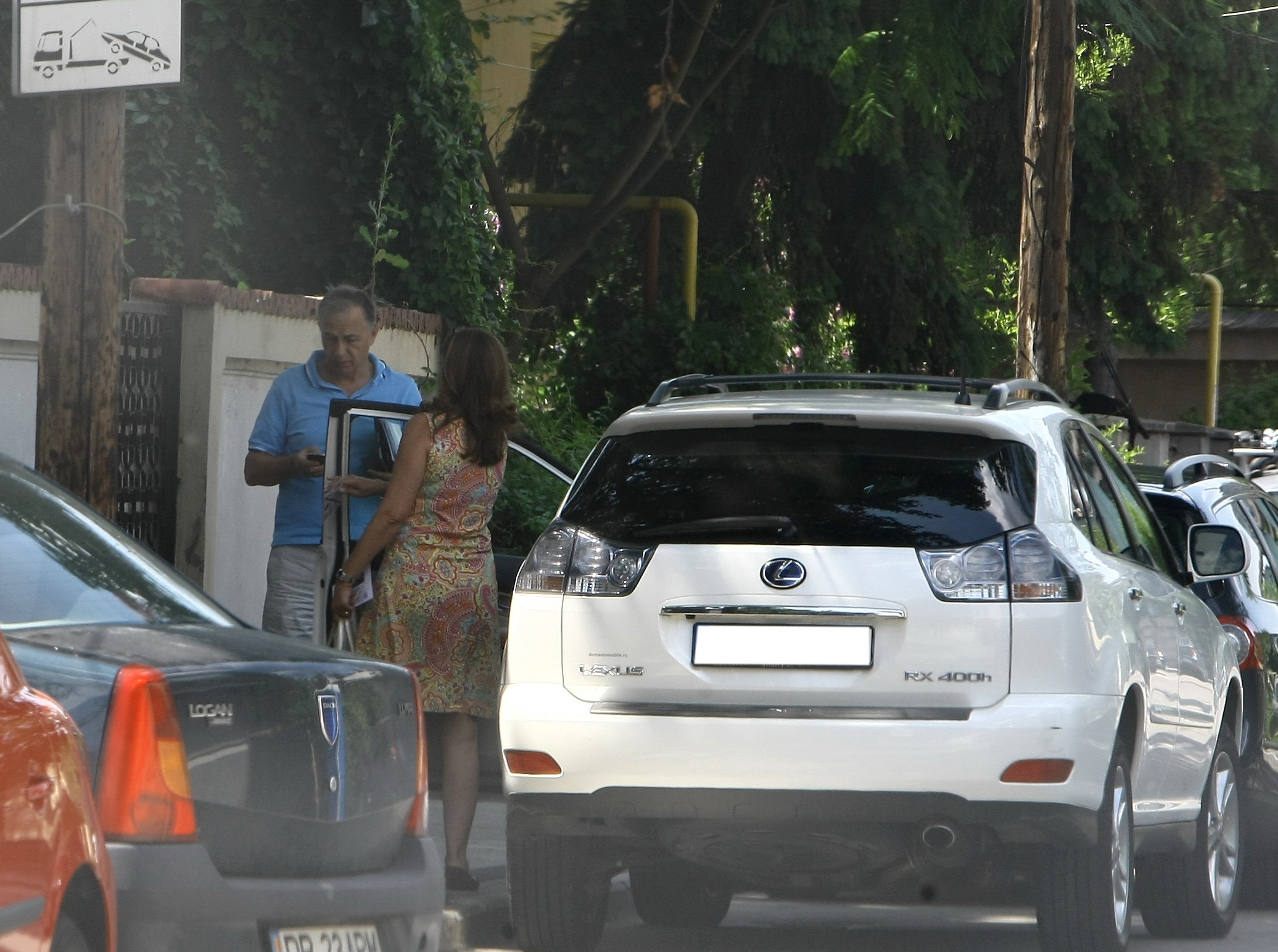 Ajuns in fata casei, fostul candidat la Presedintie si-a facut de treaba cu telefonul, vorbele Mihaelei trecand pe langa el