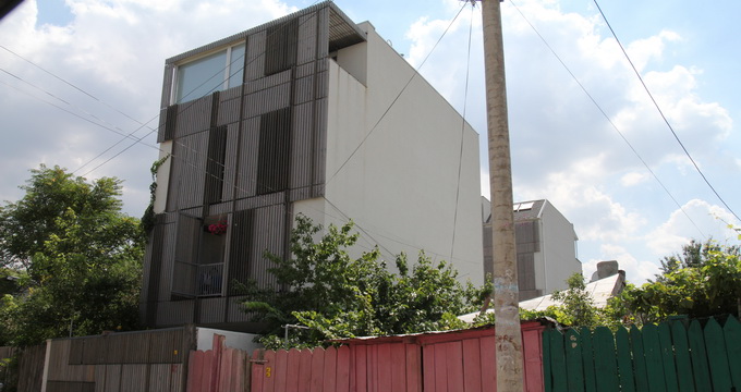 Casa este construita in cartierul Plumbuita din Capitala
