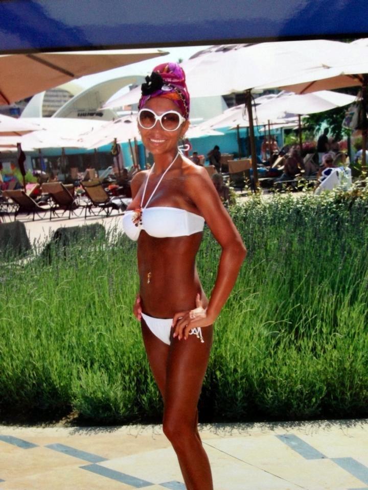 Cu toate ca multi o condamna ca merge zilnic la solar ca sa-si pastreze culoarea pielii ciocolatie, tanara de bani gata din Piatra Neamt nu vrea sa renunte la obsesia ei