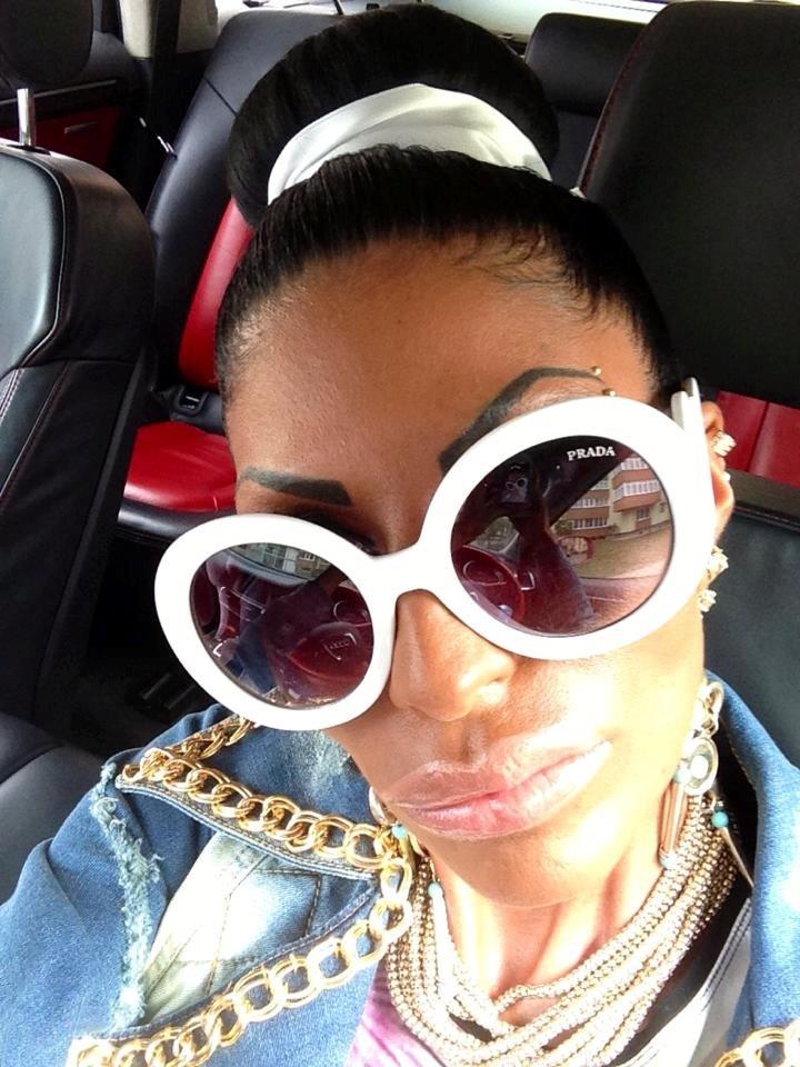 Roxy a rupt gura targului cu accesoriile ei fistichii