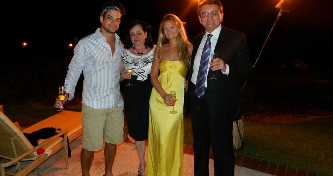 Fostul premier Victor Ciorbea va petrece cea mai importanta zi din viata fiicei sale Oana la un restaurant cu steif din New York