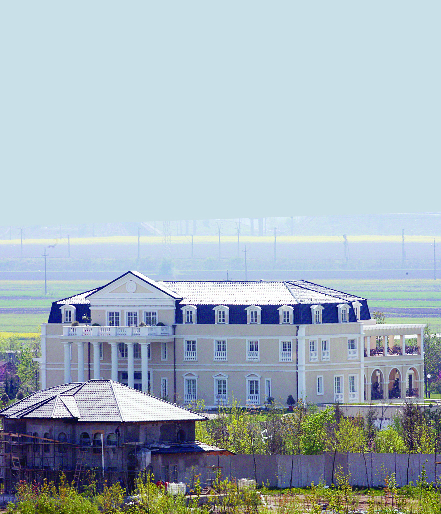 Casa familiei Umbrarescu din judetul Bacau arata ca un palat