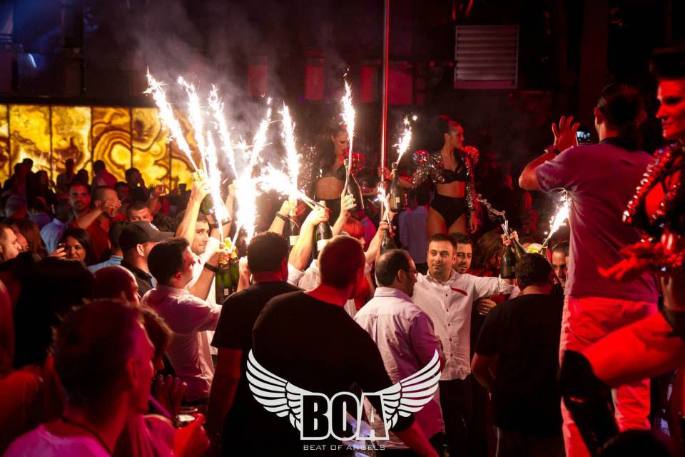 Sampania fina a curs rauri toata noaptea