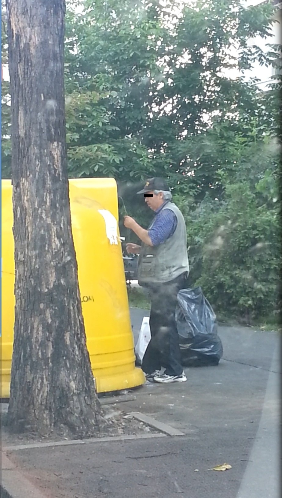 Pubela se agita bine inainte de deschidere