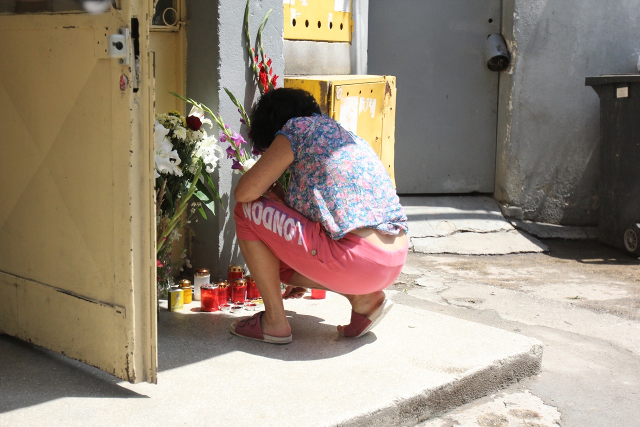 La intrarea in blocul unde locuia tanara au fost aprinse zeci de lumanari