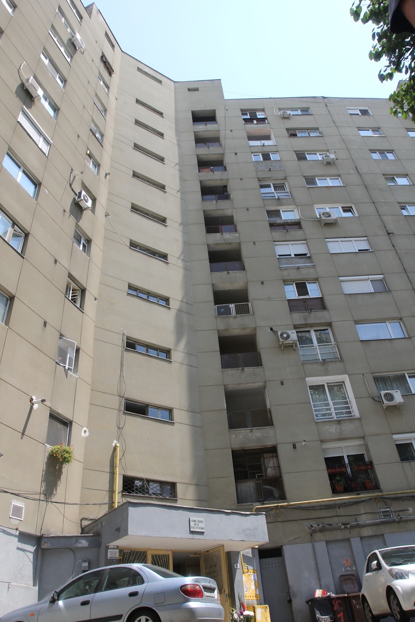 Tanara s-a aruncat de la etajul zece