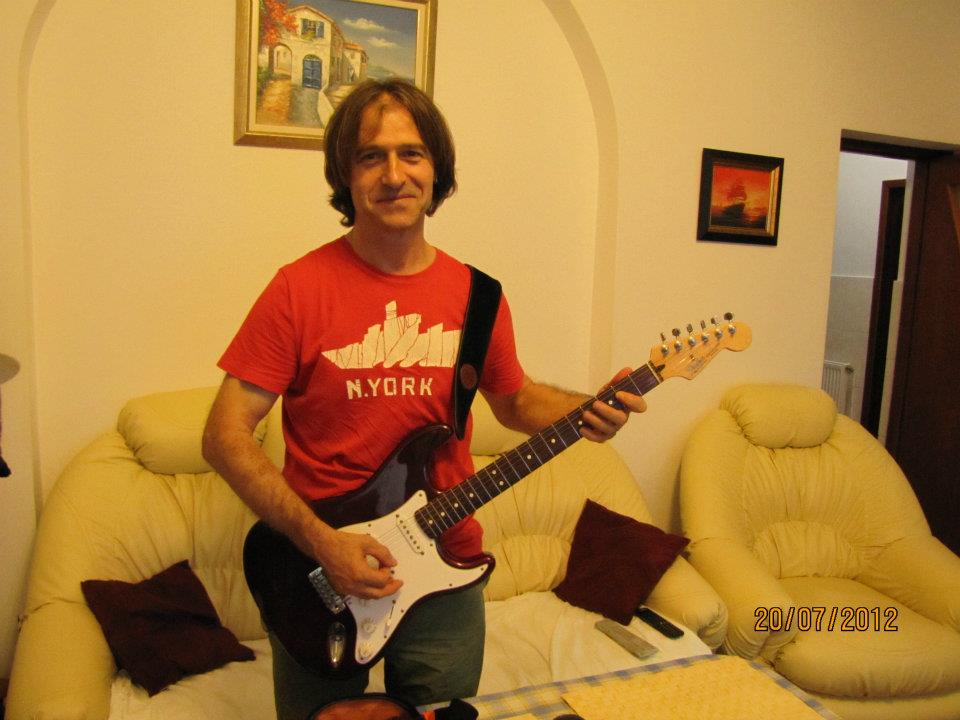 Nutu Olteanu preda in Suedia lectii de chitara si are o trupa, cu care vine in Romania pentru a canta alaturi de Cristi Minculescu