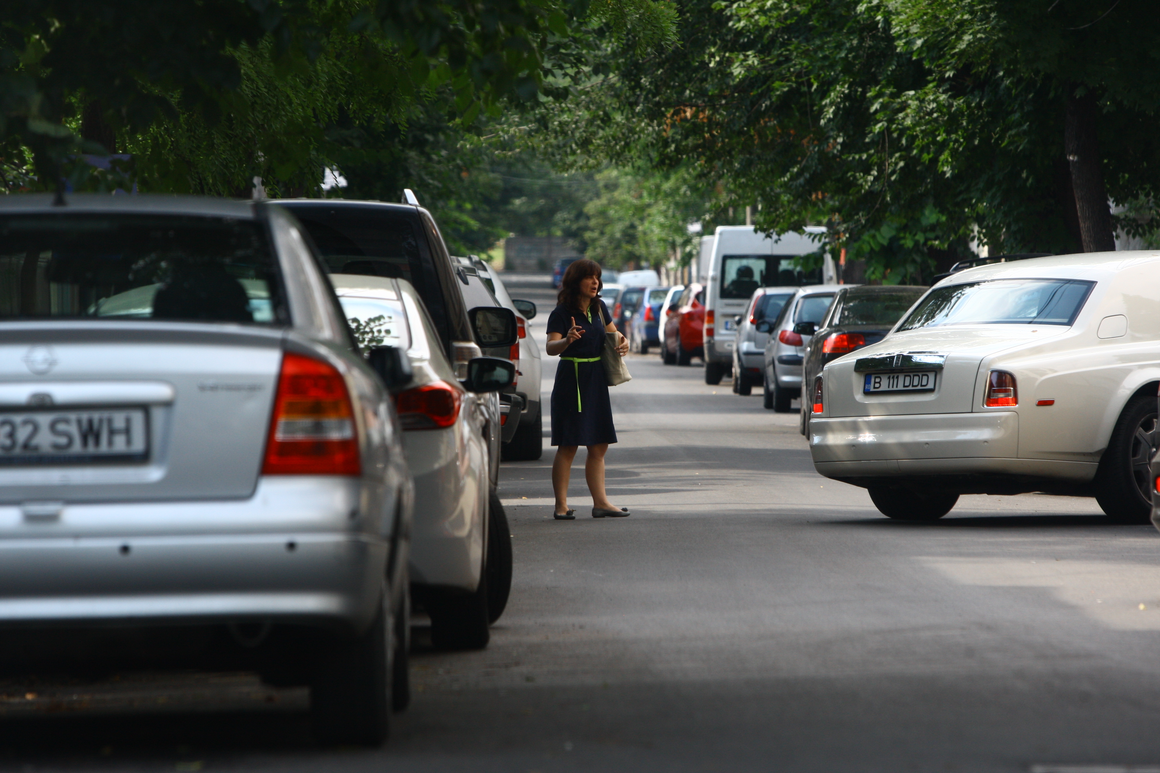 Emilia, iubita lui Dan Diaconescu, il indruma in parcare