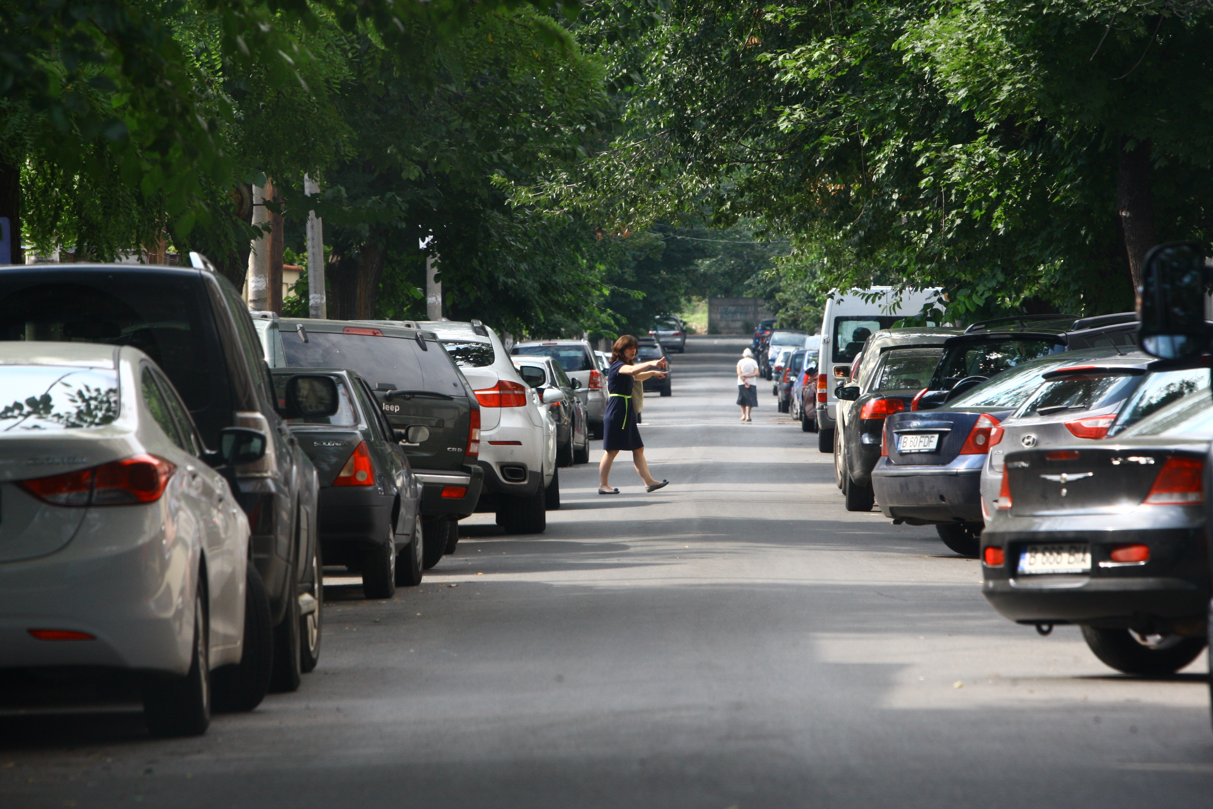Emilia are grija ca Bentley-ul sa nu se loveasca de vreo masina