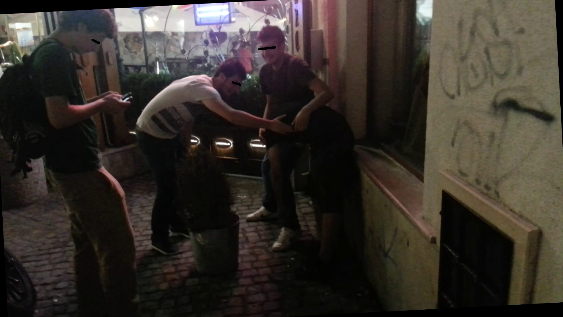 Prietenii au grija de amicul lor, rapus de bautura