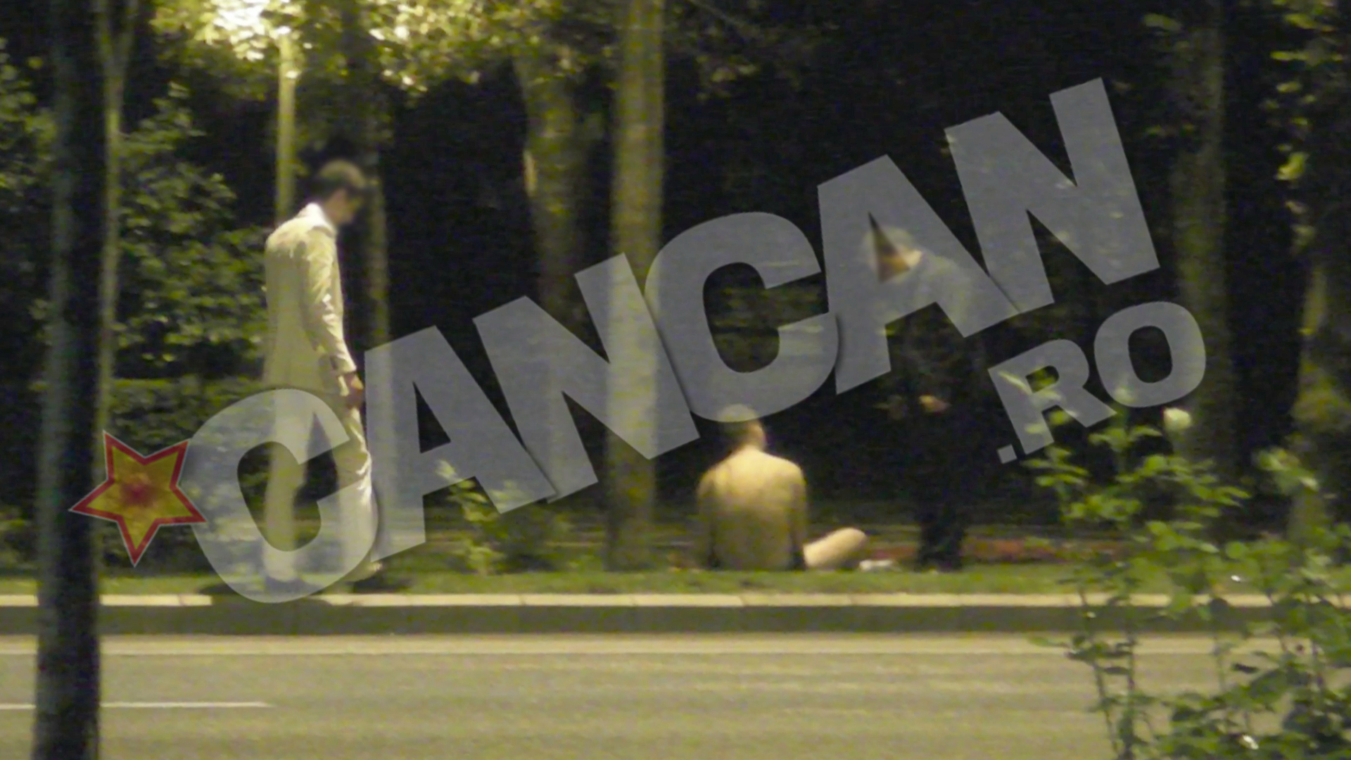 Prietenii ii sar imediat in ajutor tanarului dezbracat