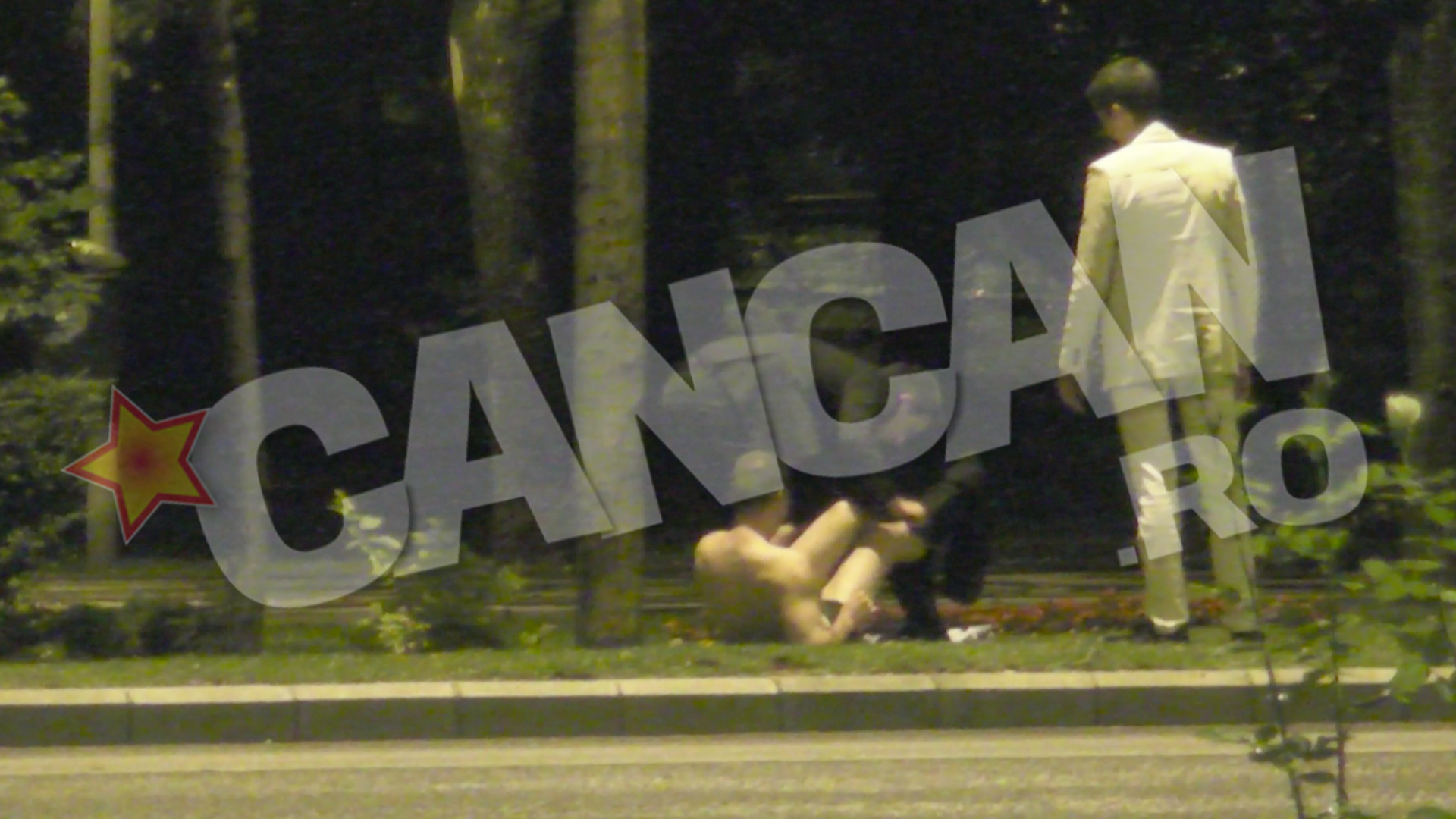 Unul il ajuta sa-si imbrace pantalonii