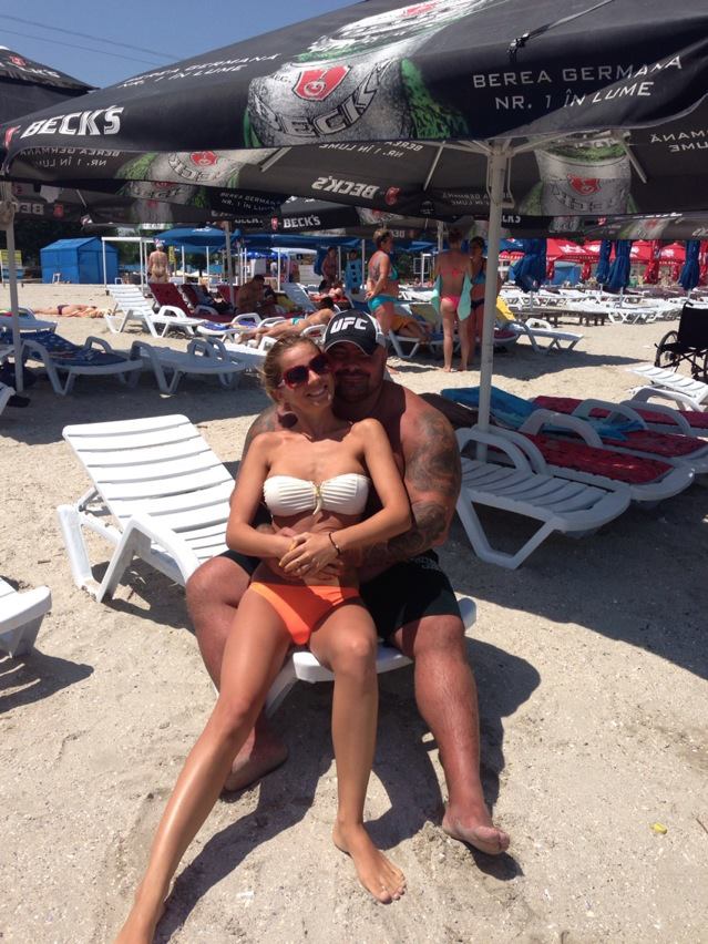 Carla a postat pe pagina ei de Facebook o fotografie cu ea si iubitul ei pe plaja
