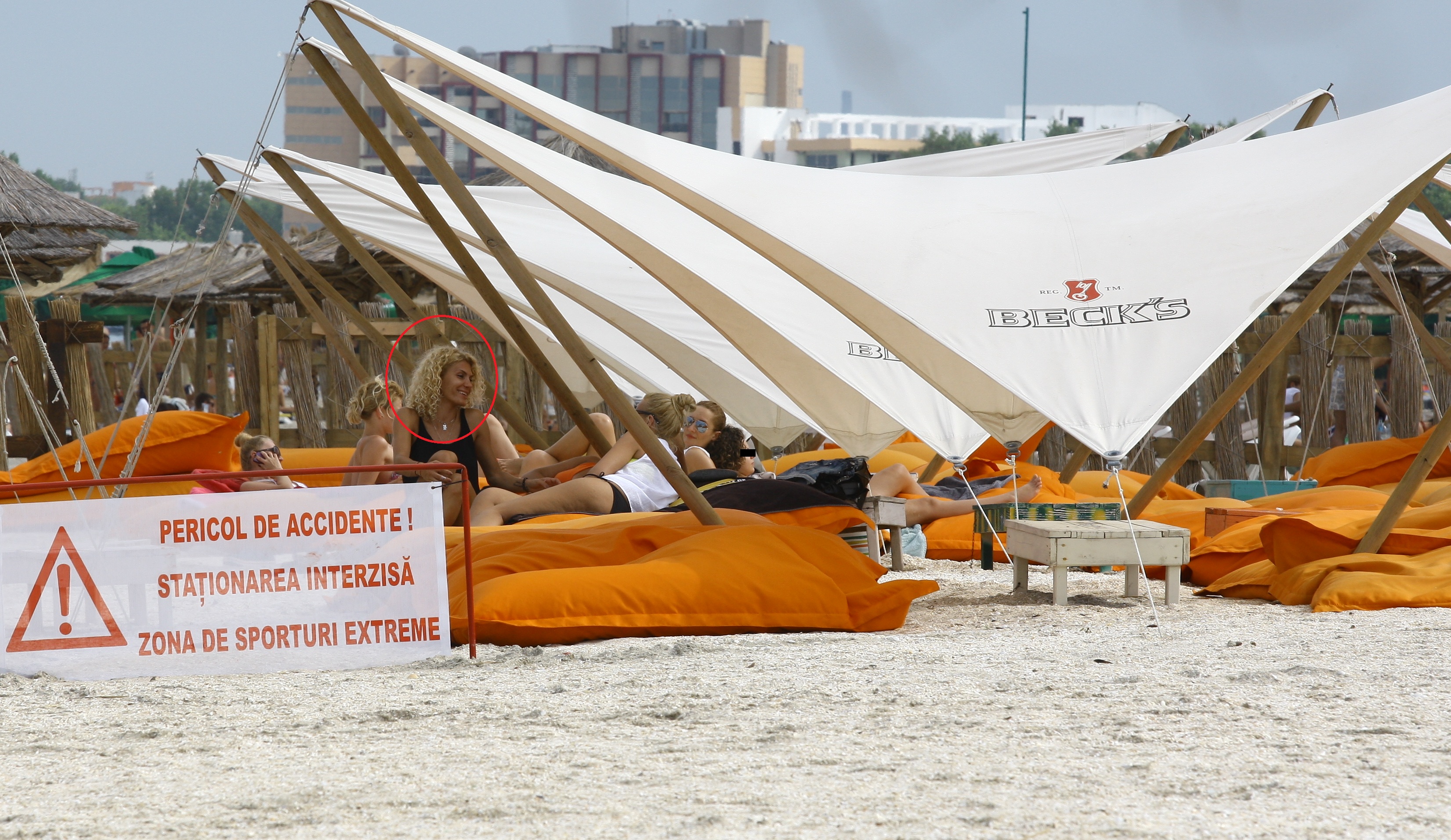 Sidonia Tatoiu a stat imbracata la plaja