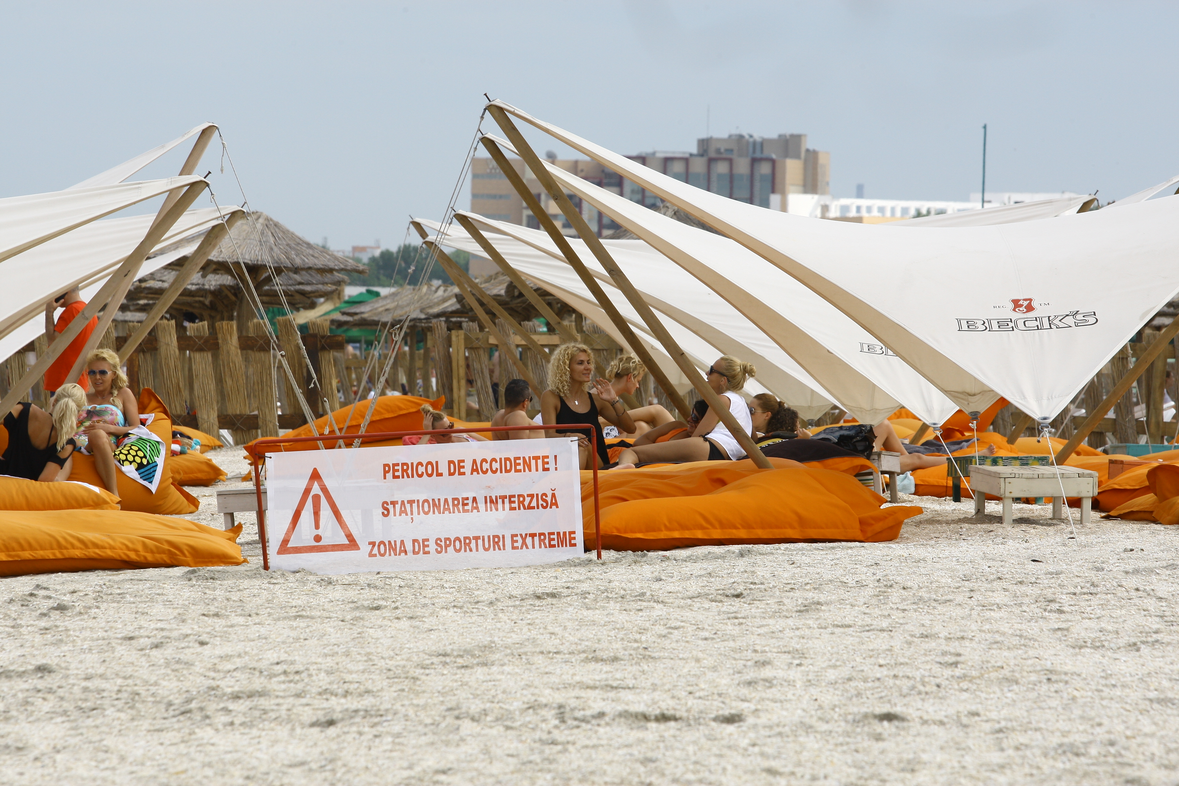 Sidonia Tatoiu a stat imbracata la plaja