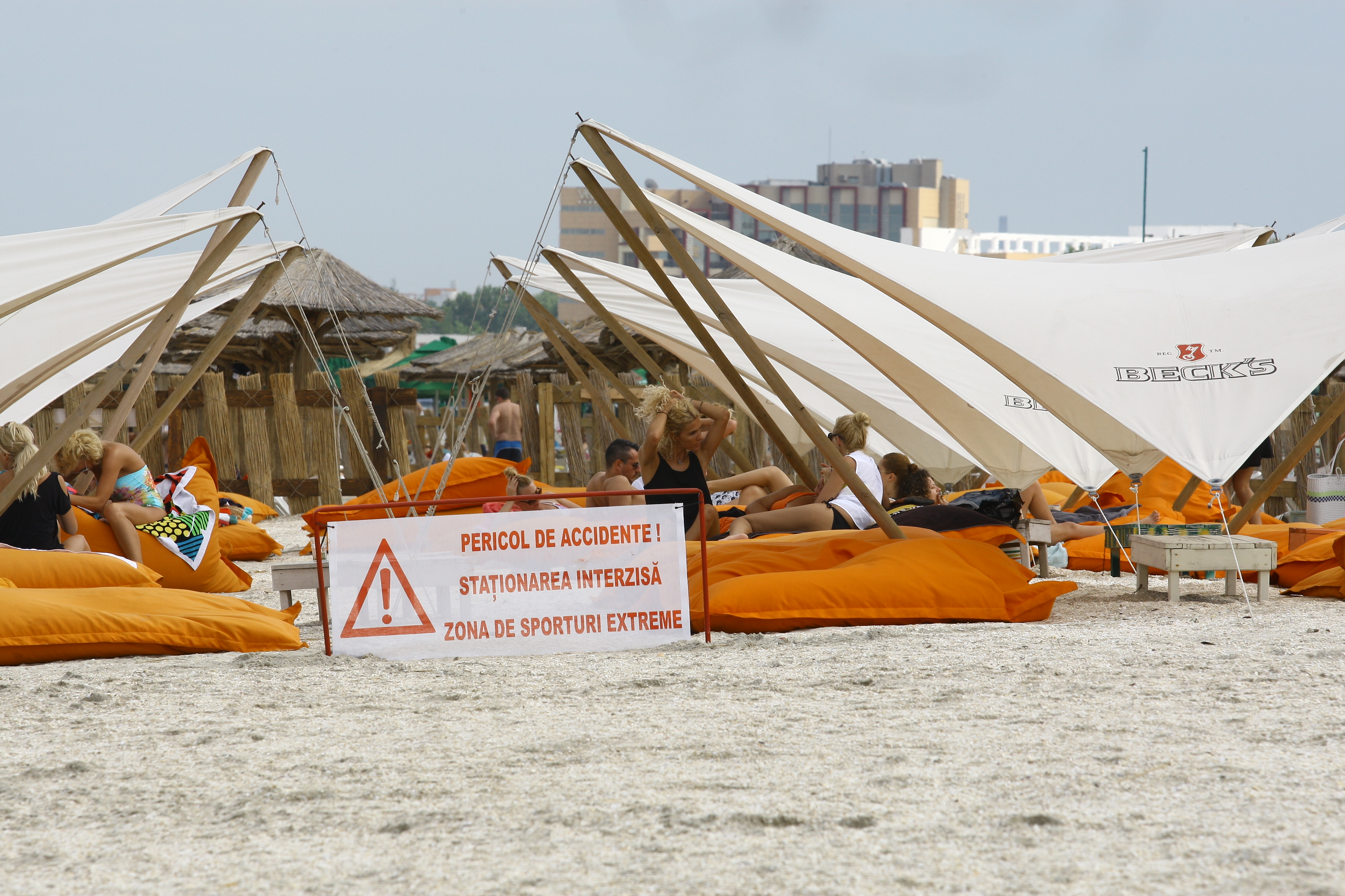 Sidonia Tatoiu a stat imbracata la plaja