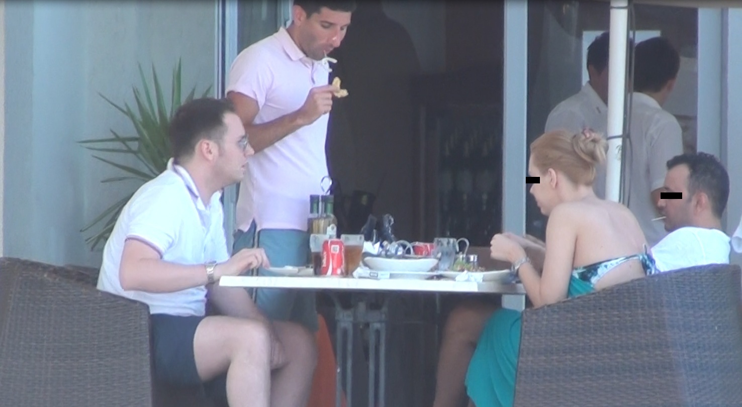 Covrigelul lipicios i-a jucat feste lui Theodor