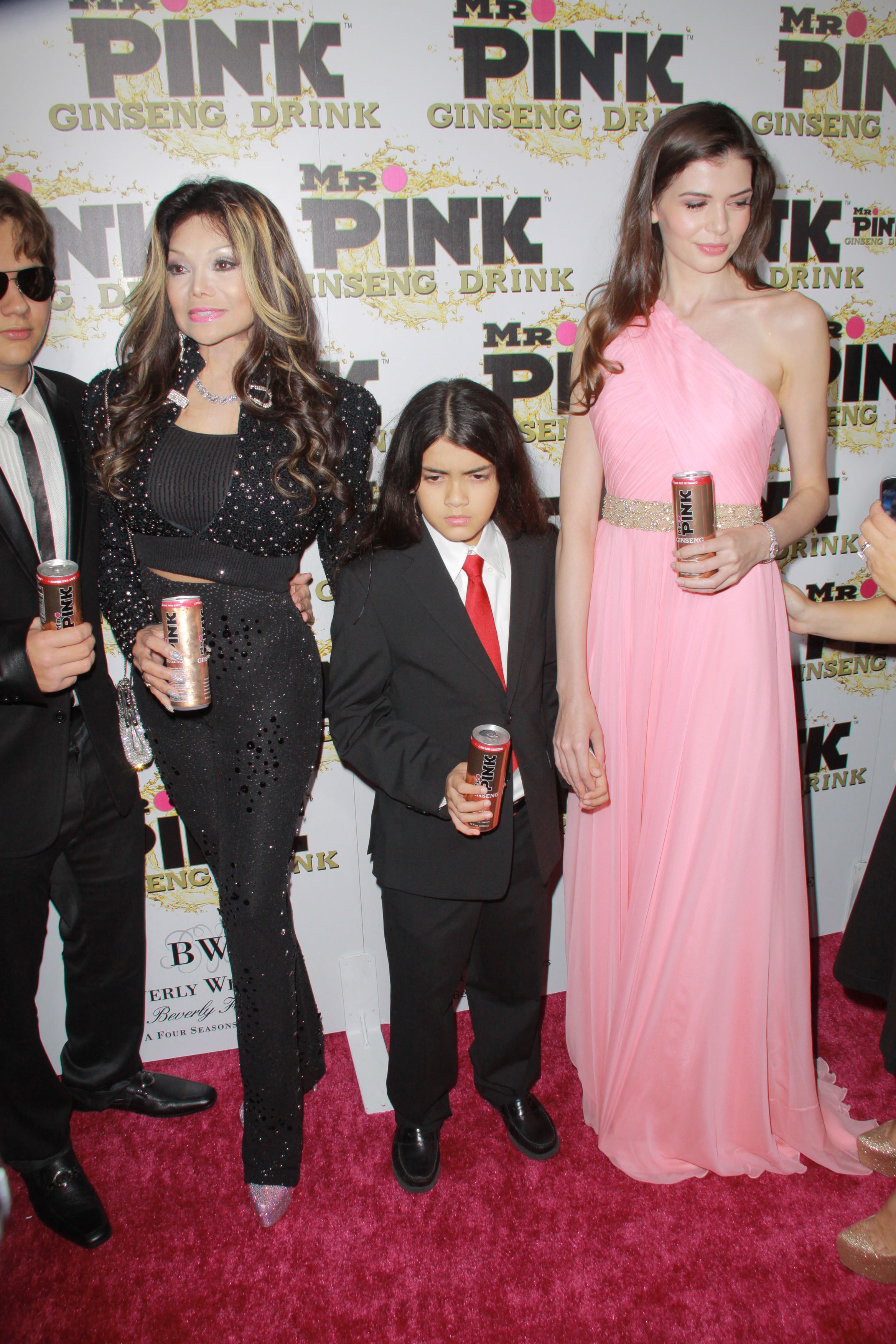 Monica a avut prilejul de a avea alaturi familia lui Michael Jackson la evenimentul de lansare a bauturii Mr. Pink