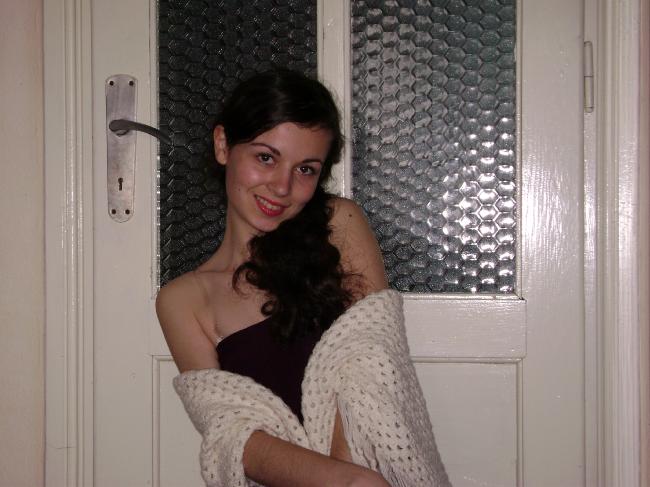 Carmen, in timpul Facultatii de Medicina, inainte de a fi condamnata pentru ca a ucis si transat un om cu fostul sau iubit