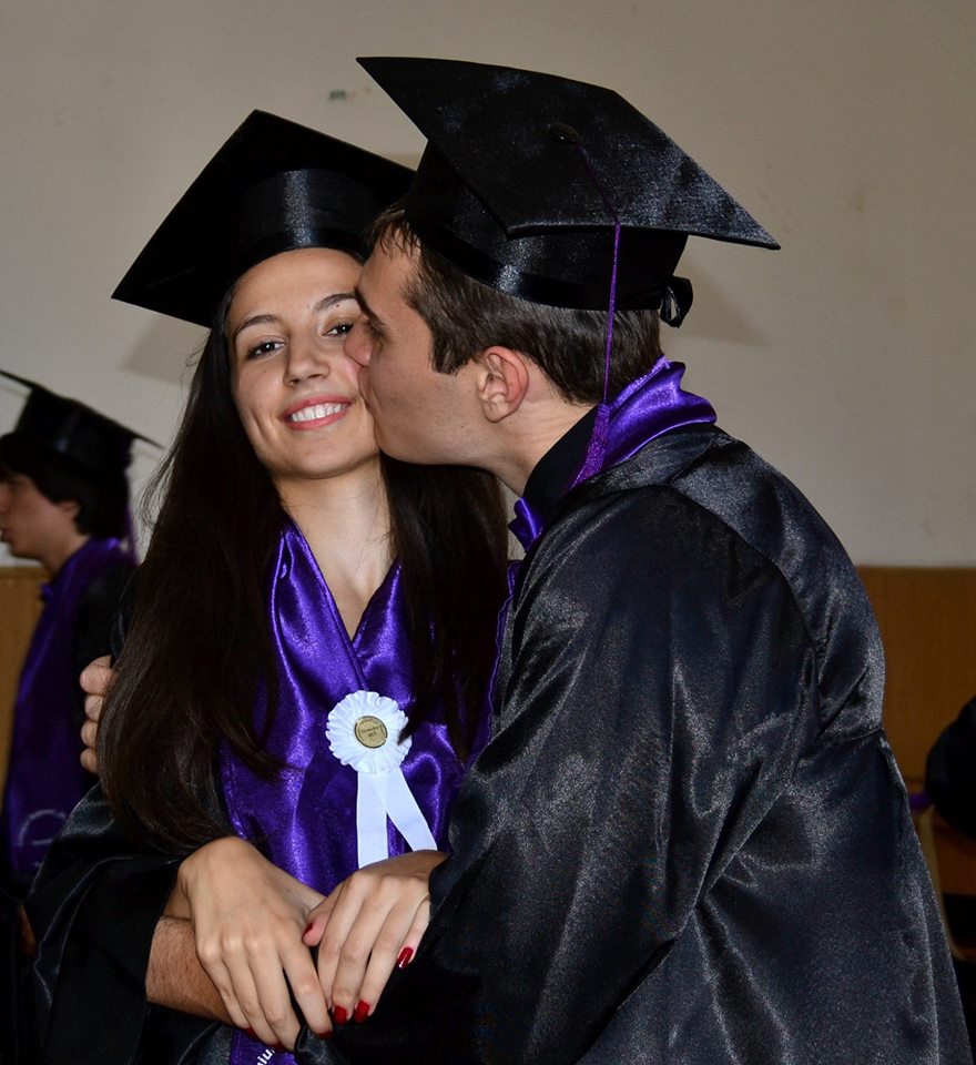 Alina si Alex, la festivitatea de absolvire a liceului