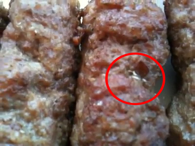 Viermii colcaiau in mancarea servita