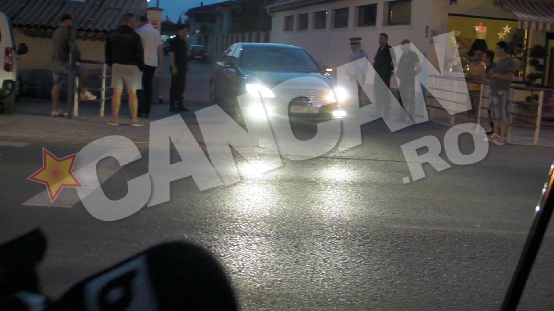 Gica Popescu s-a strecurat atent prin multime, la volanul limuzinei sale