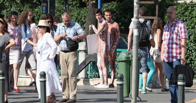 Tinerii au iesit pe strada imbracati in aceste costume ciudate