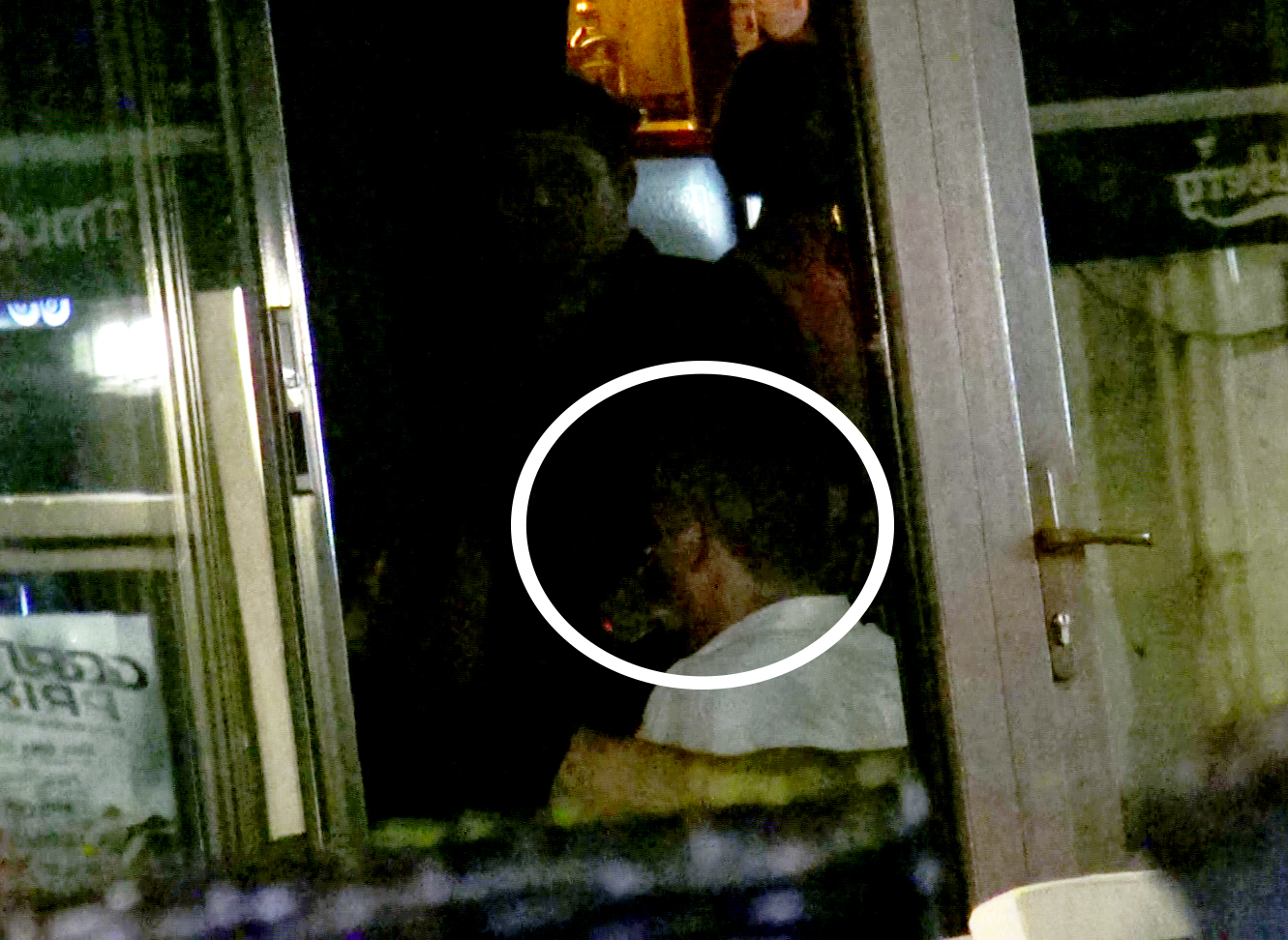 Stelistul a dat peste cap un pahar cu alcool ca sa intre in atmosfera din club