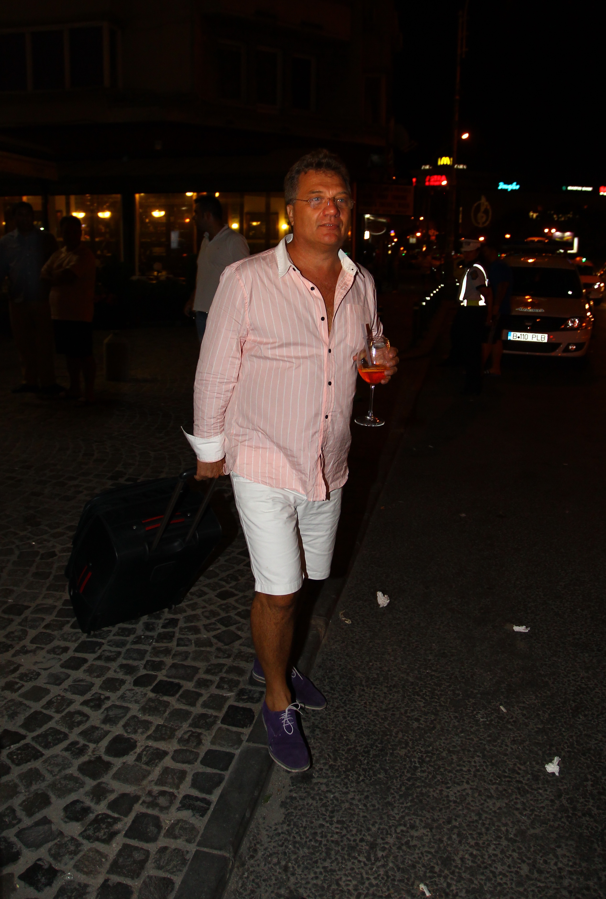 Afaceristul nu stia de ce sa se ocupe mai intai: de geamantan sau de paharul pe care il luase ca 