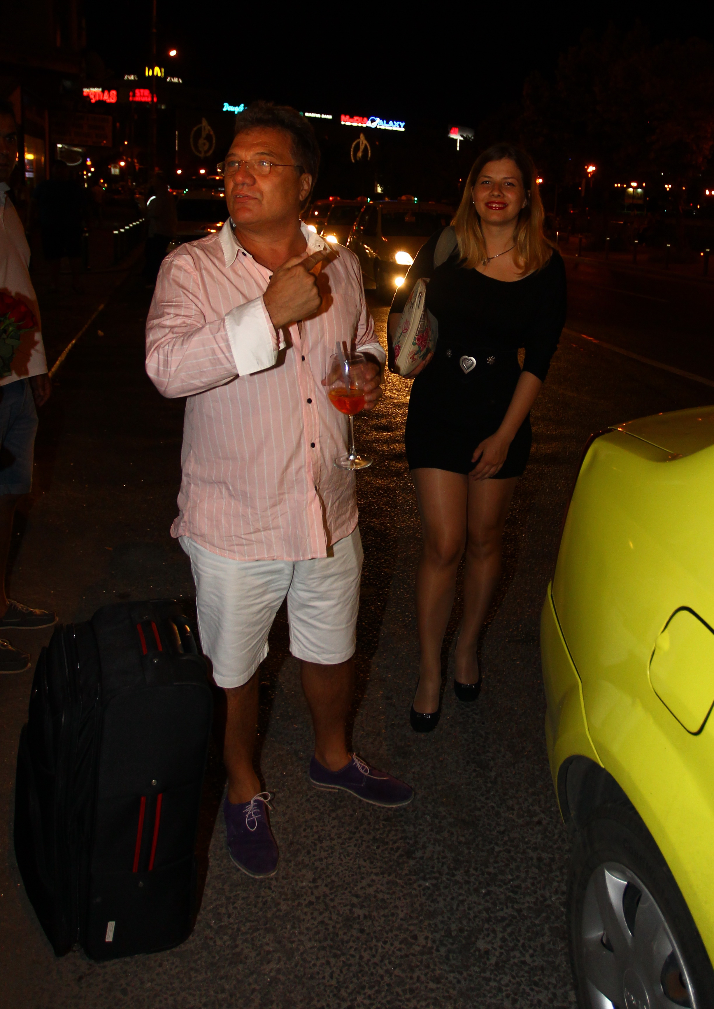 Marcus si-a condus fiica pana la taxi ca sa se asigure ca nu pierde trenul spre mare