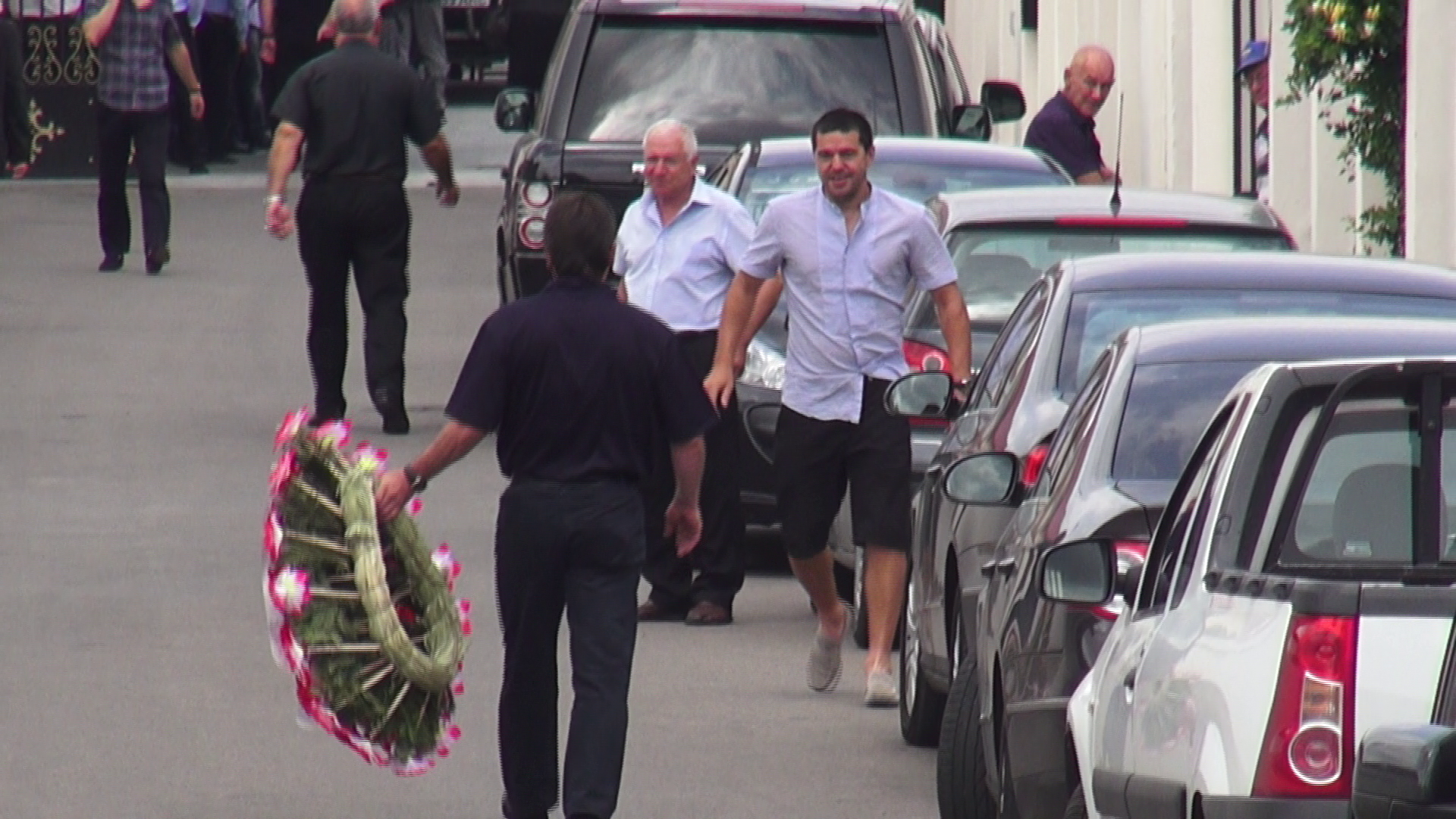 Cosmin Contra a ales sa se imbrace in bermude la priveghi