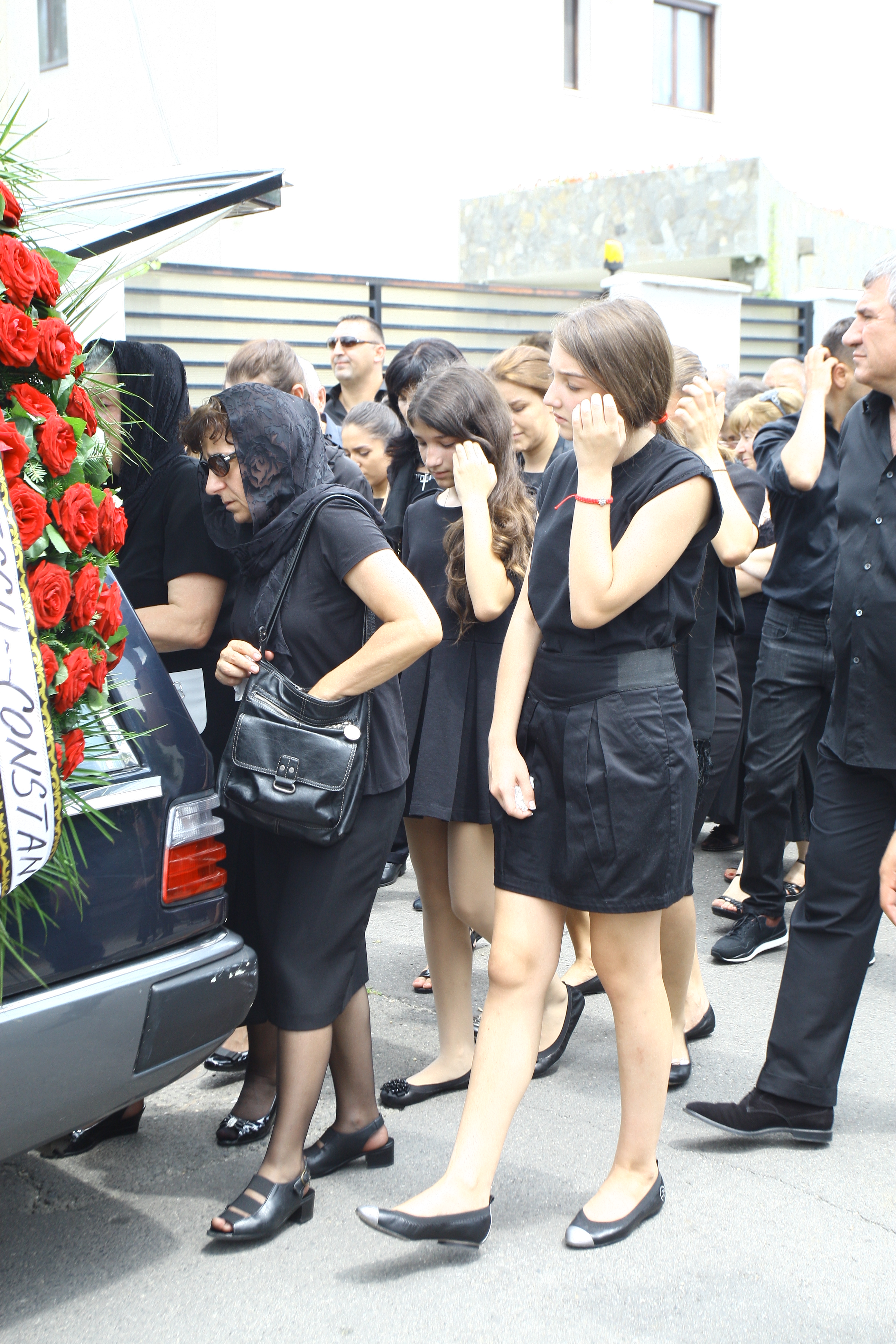 Fetele lui Gigi Becali au plans tot drumul spre cimitir