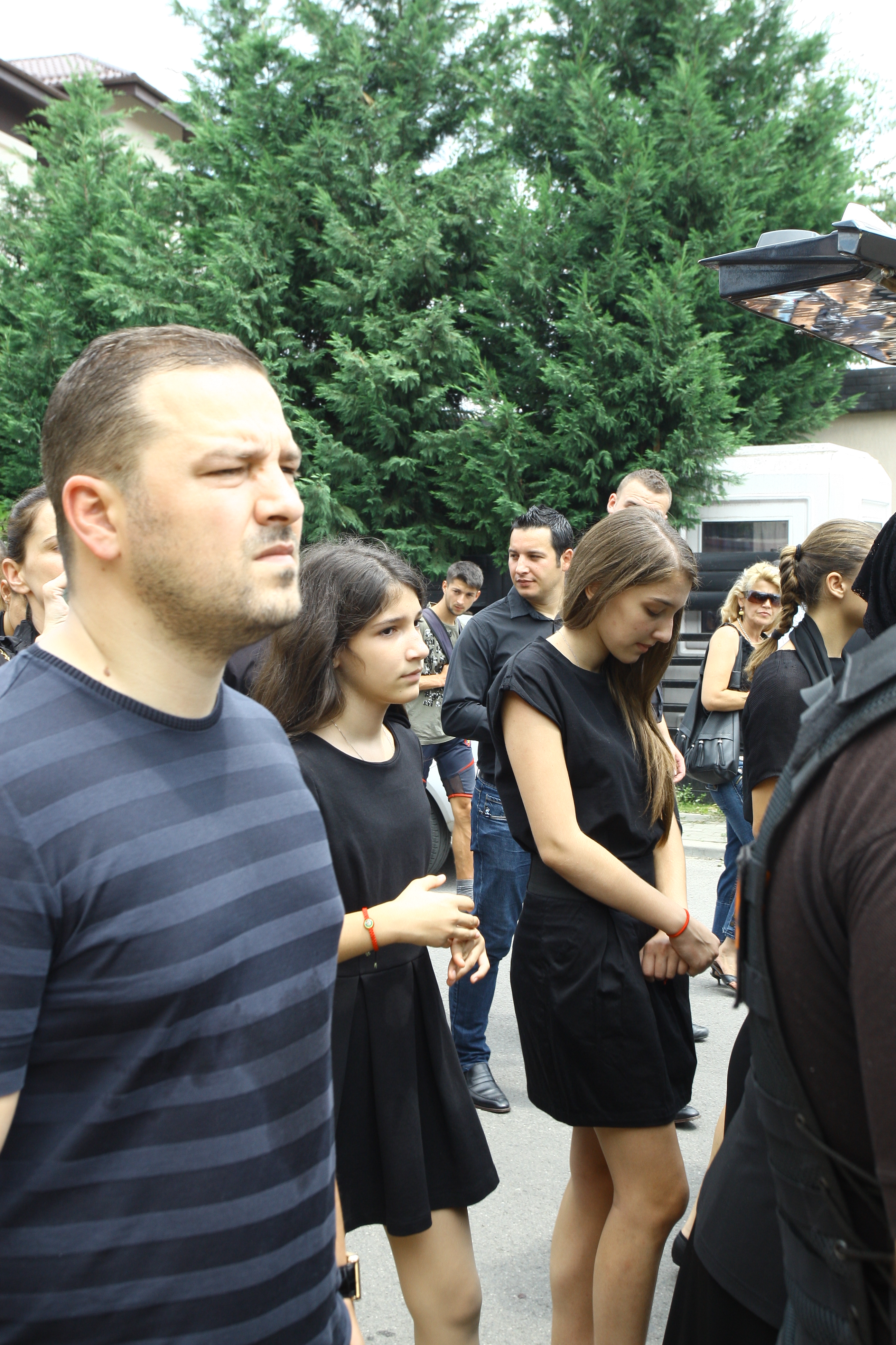 Fetele lui Gigi Becali au plans tot drumul spre cimitir