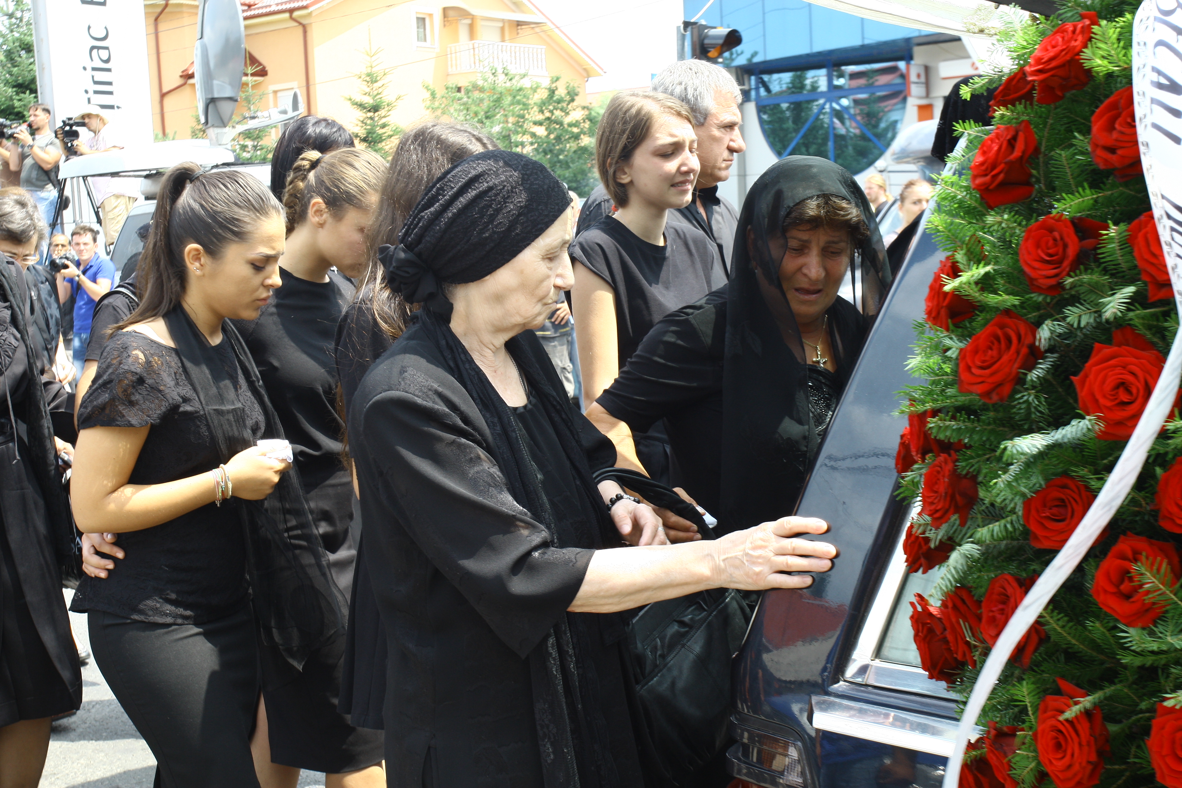 Mama lui Gigi Becali nu s-a dezlipit de sora ei