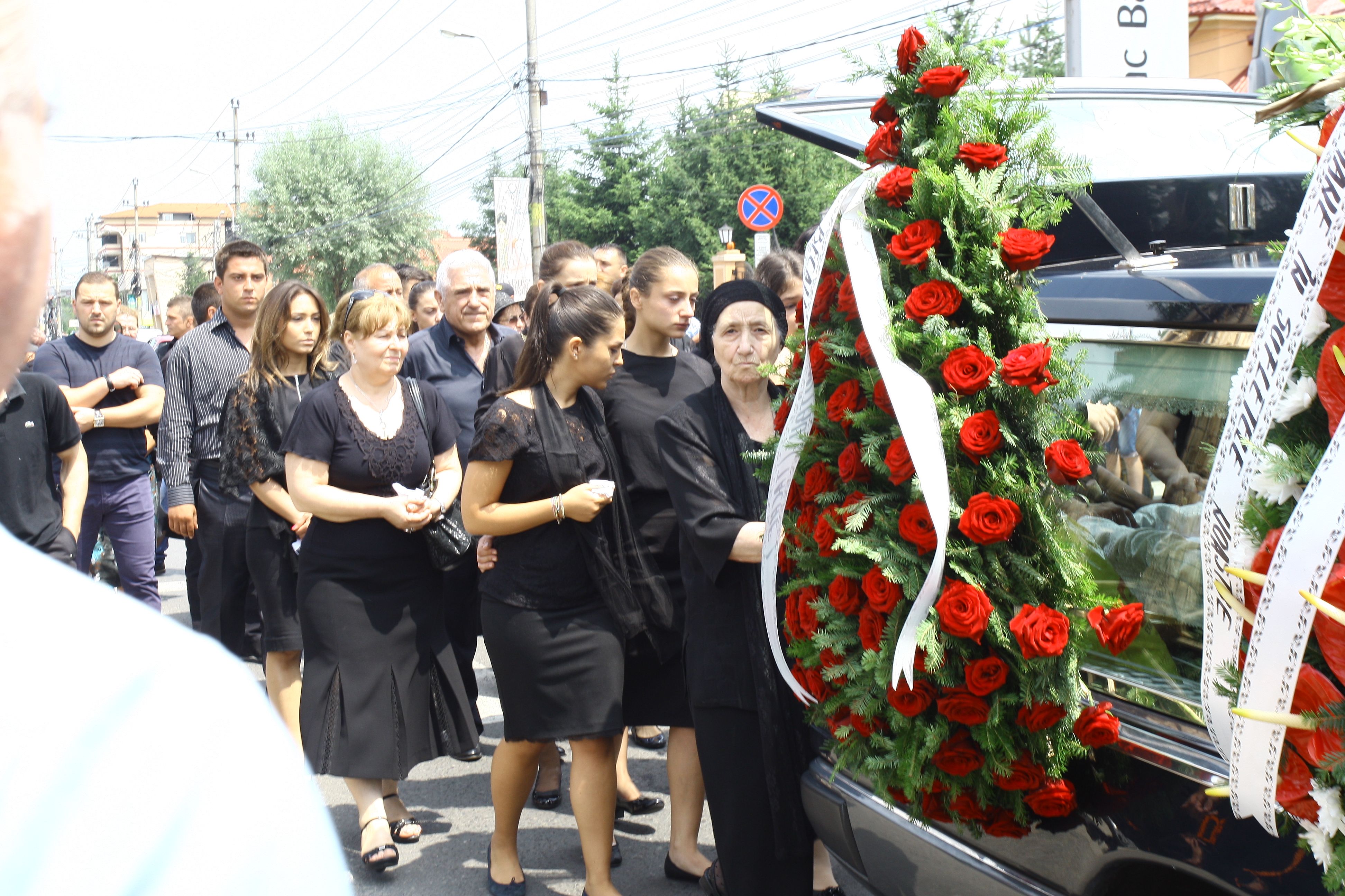 Mama lui Gigi Becali nu s-a dezlipit de sora ei