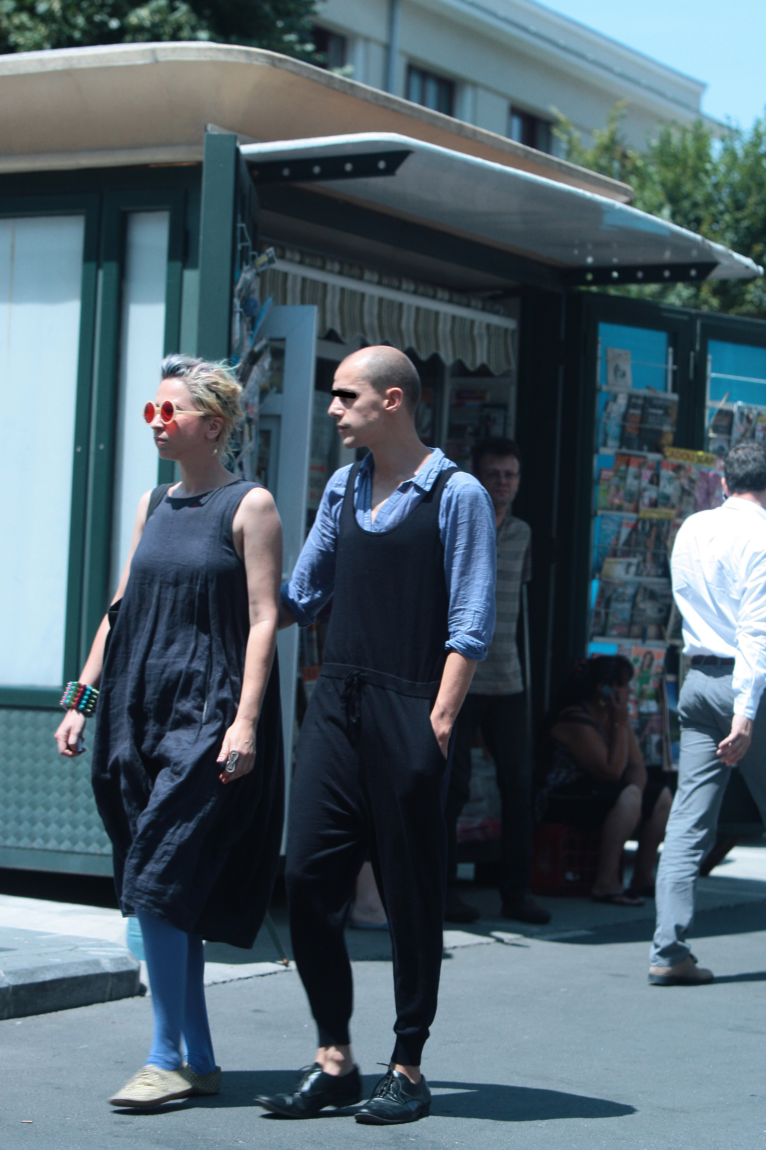 Tanara e imbracata si accesorizata pentru a face fata cu brio infatisarii partenerului ei